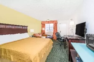 Bed in Knights Inn Chattanooga