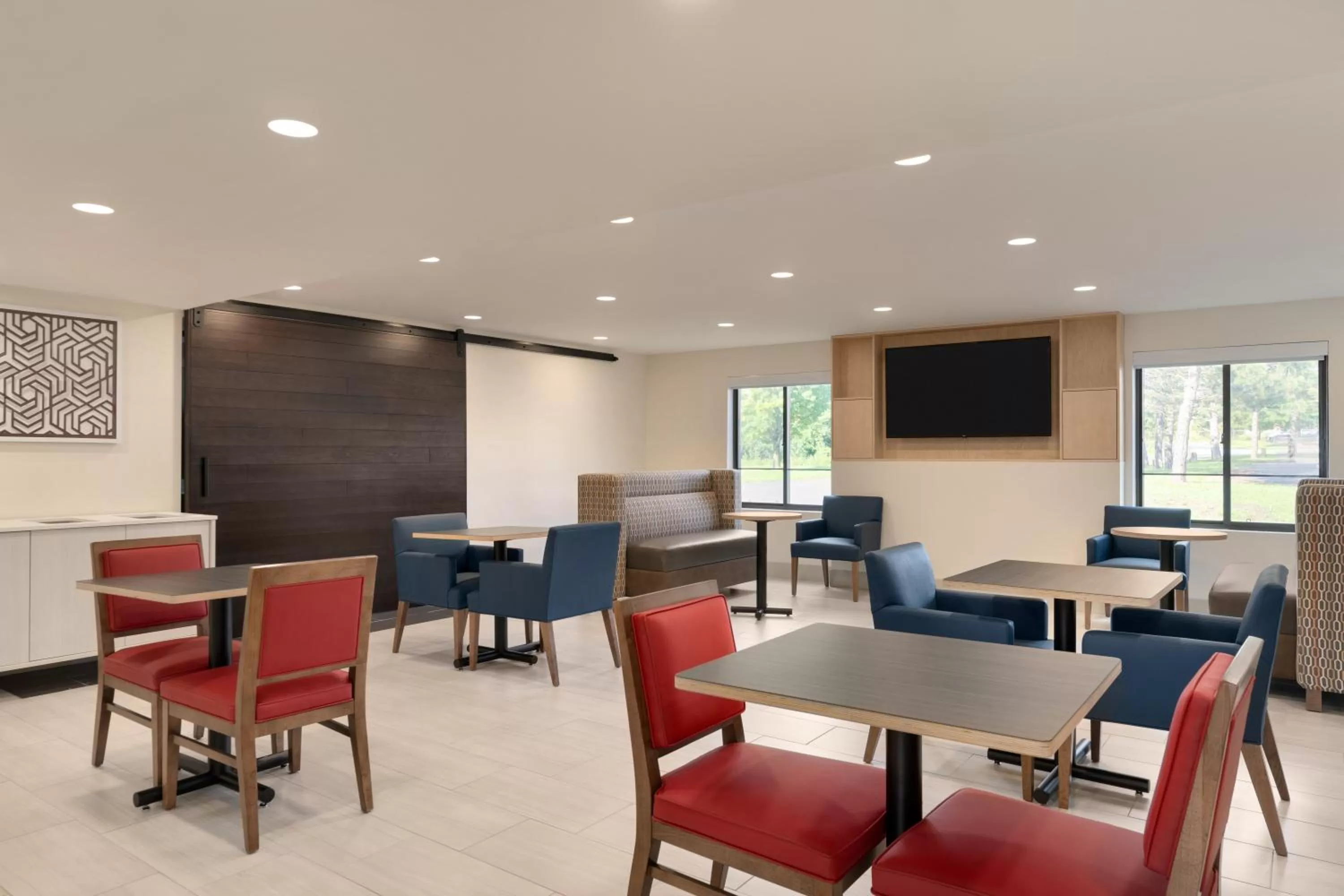 Dining area in Holiday Inn Express - Plattsburgh by IHG