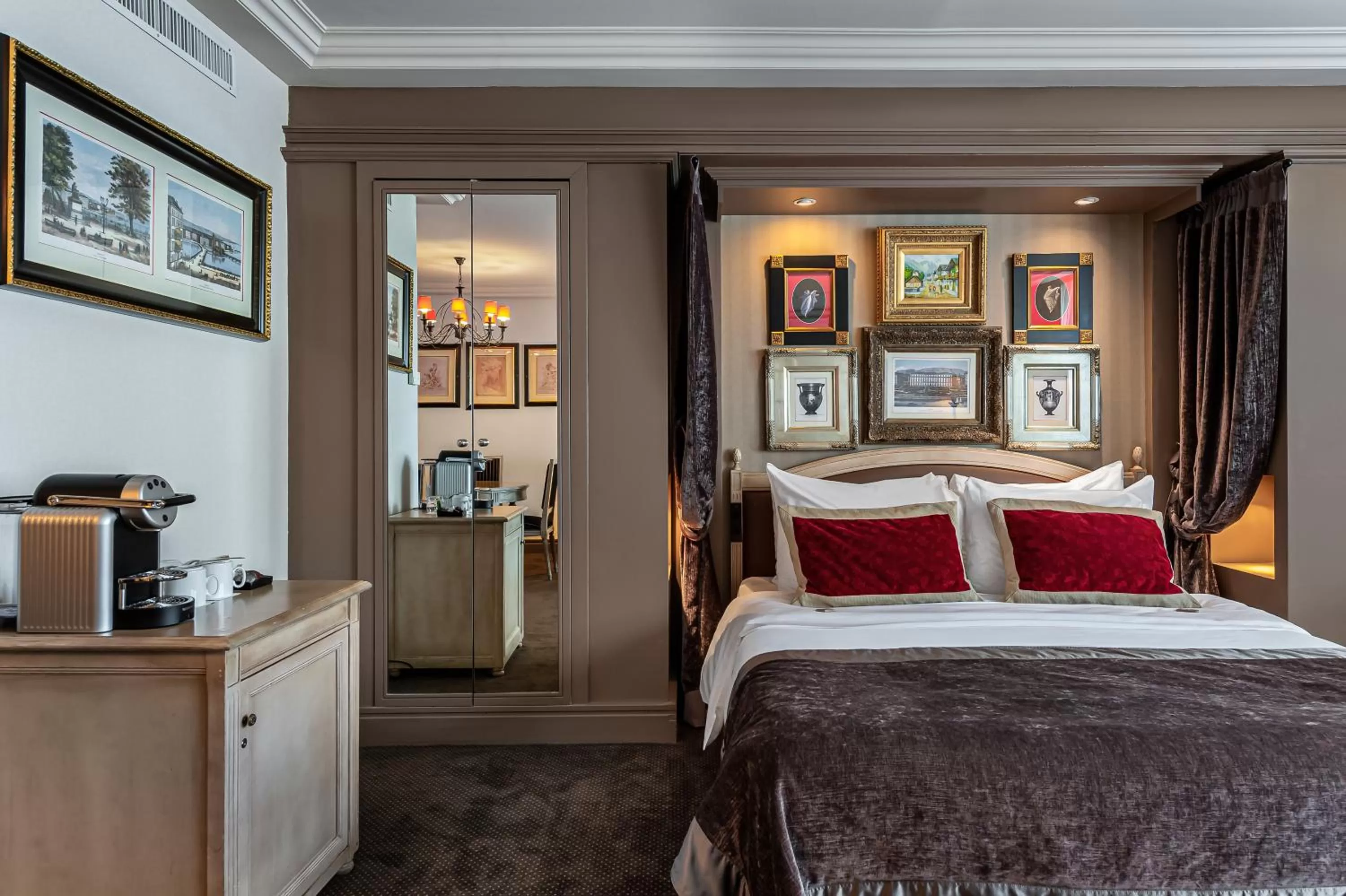 Bed in Royal Manotel