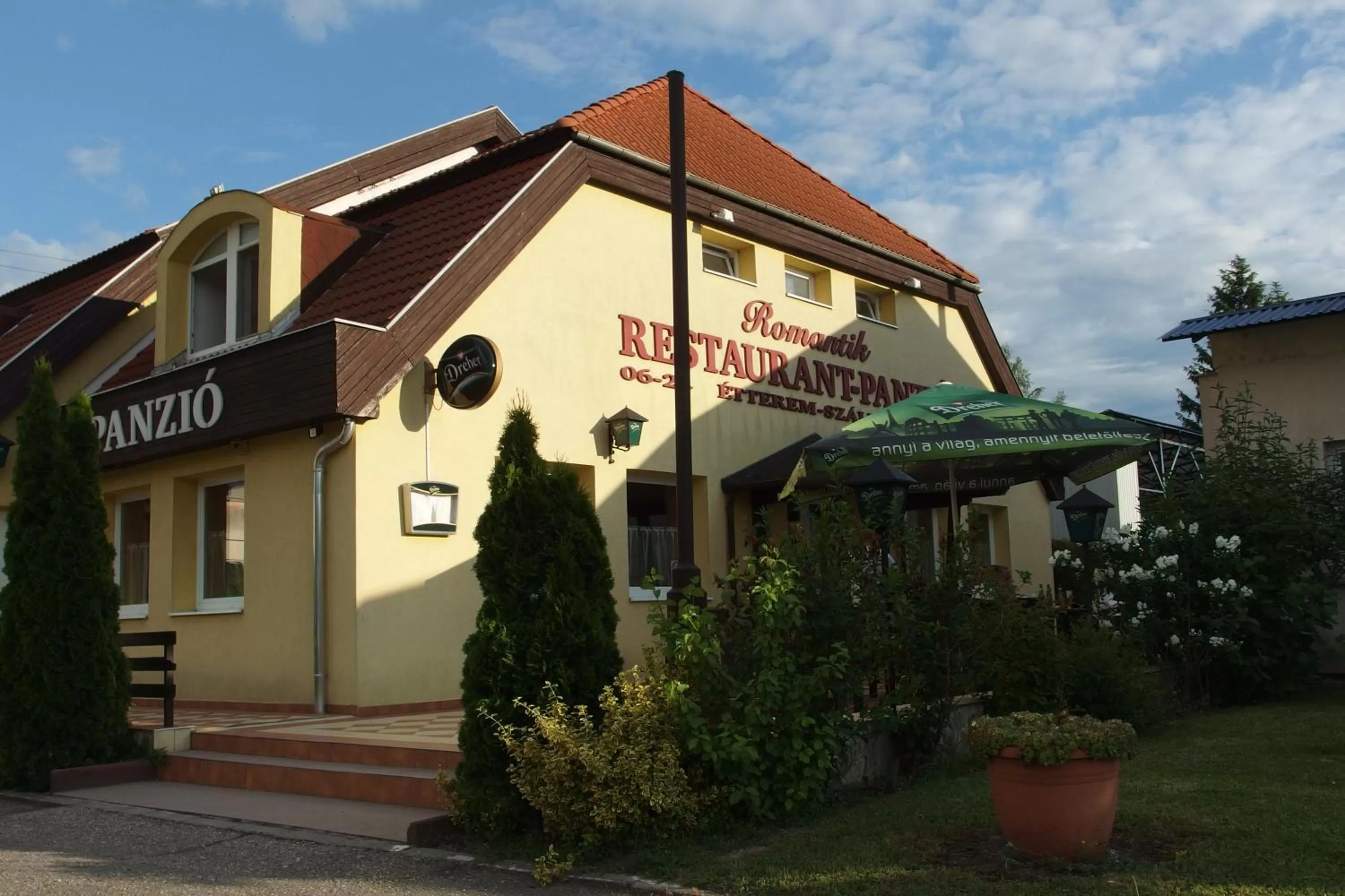 Facade/entrance, Garden in Romantik Étterem - Panzió