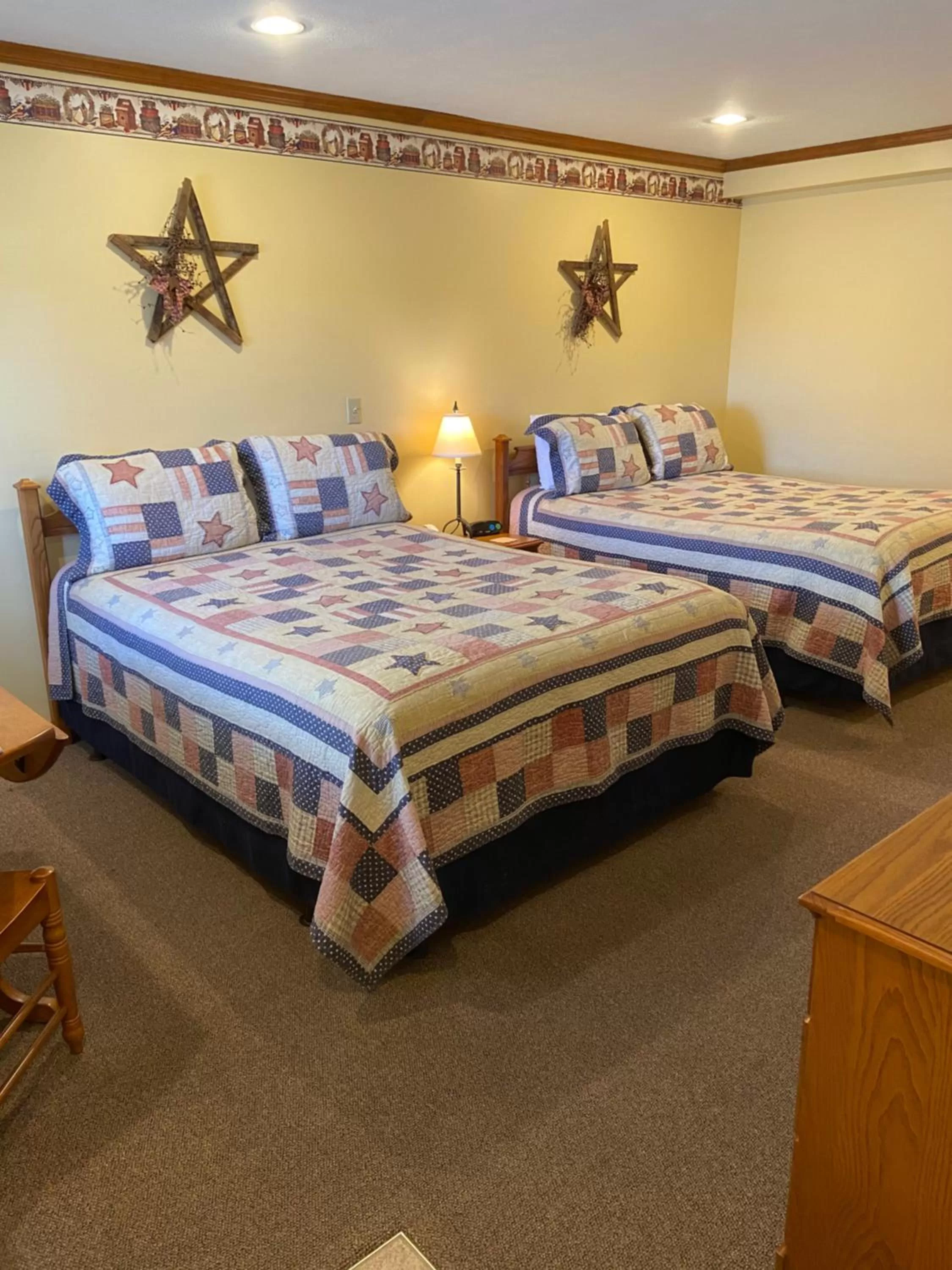 Photo of the whole room, Bed in The Garrett Inn