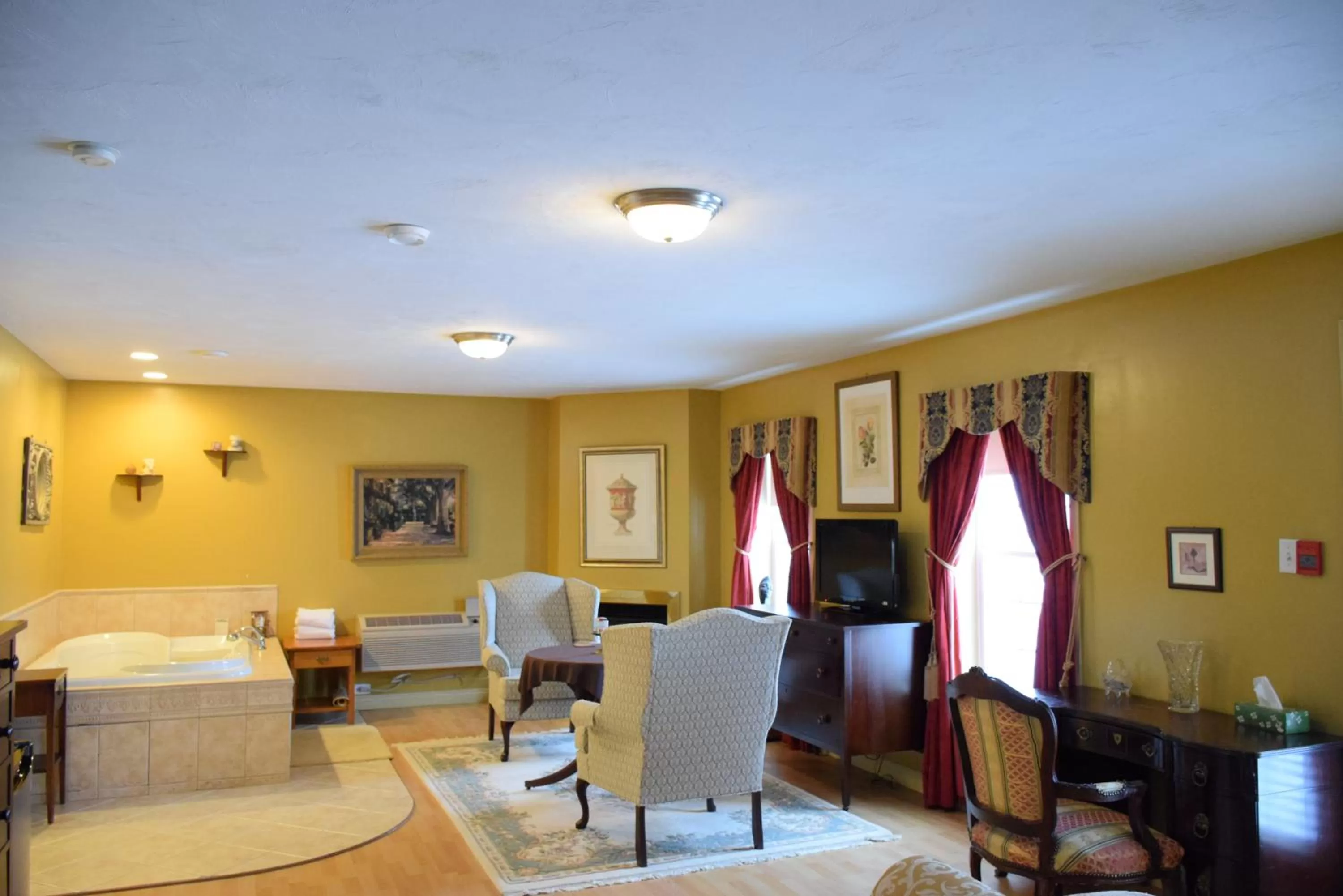 Photo of the whole room, Bed in Auberge Wild Rose Inn