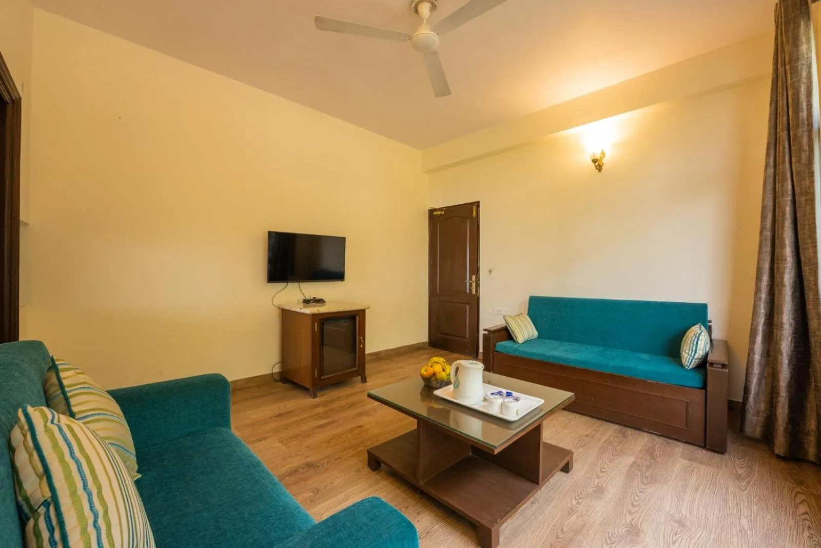 Communal lounge/ TV room in Kasauli Castle Resort