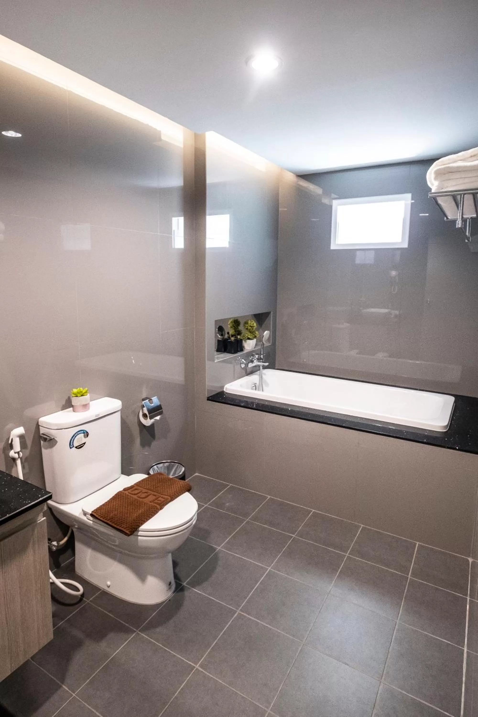 Bath in Sinsuvarn Airport Suite Hotel