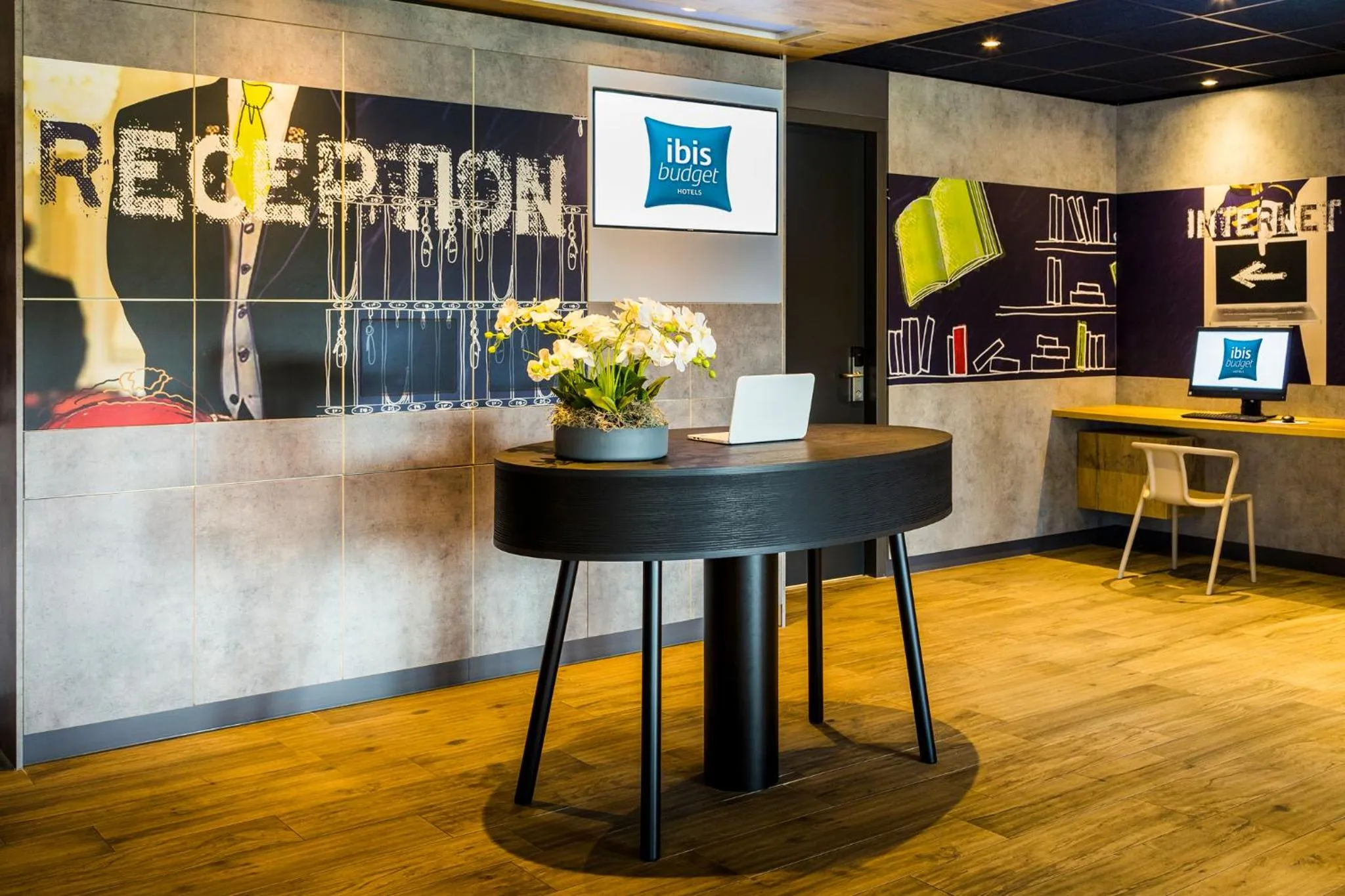 Lobby or reception in ibis budget Stein Maastricht