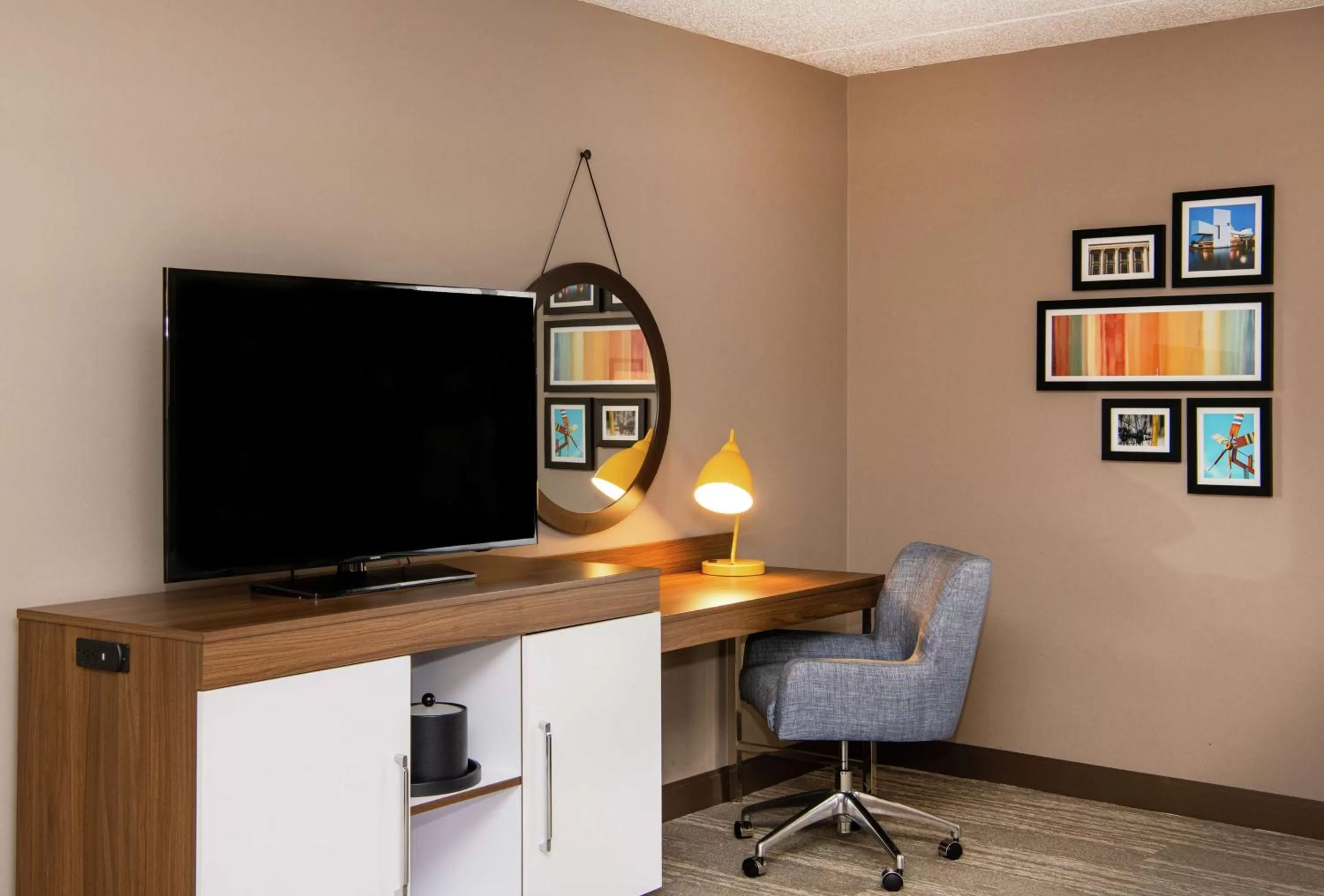TV and multimedia in Hampton Inn Cleveland-Solon