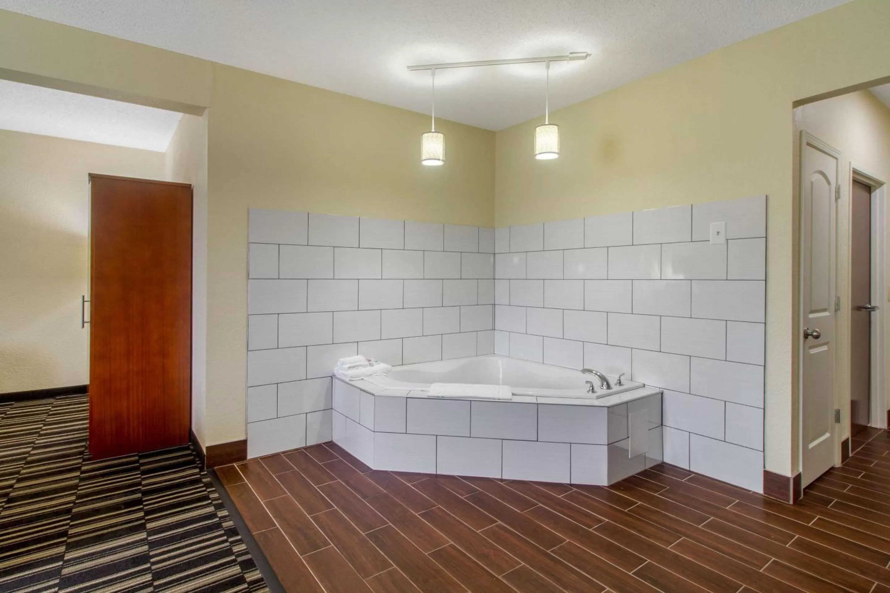 Photo of the whole room, Bathroom in Comfort Suites Danville