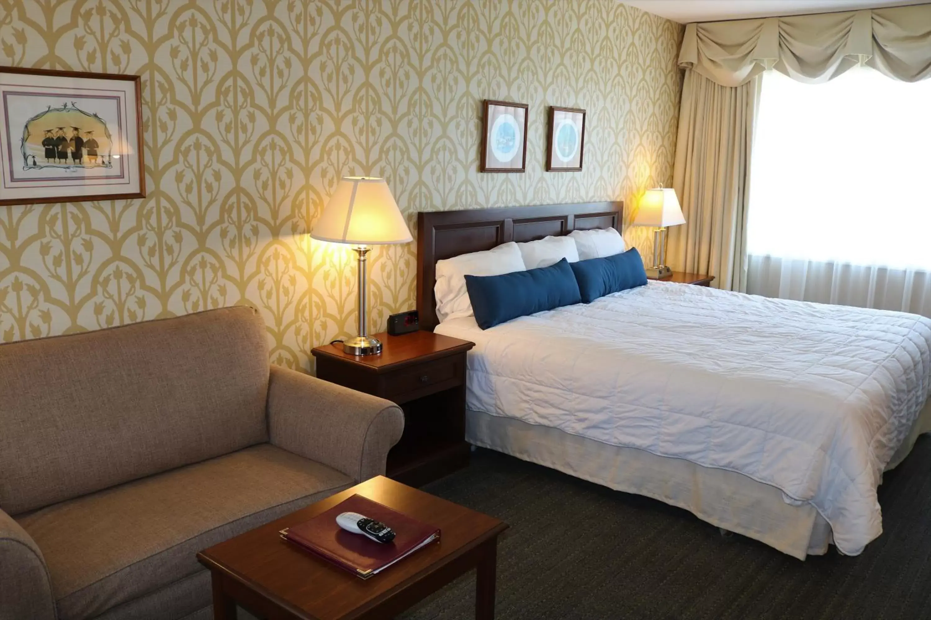 Deluxe King Room in The Village Inn Deluxe King Room in The Village Inn