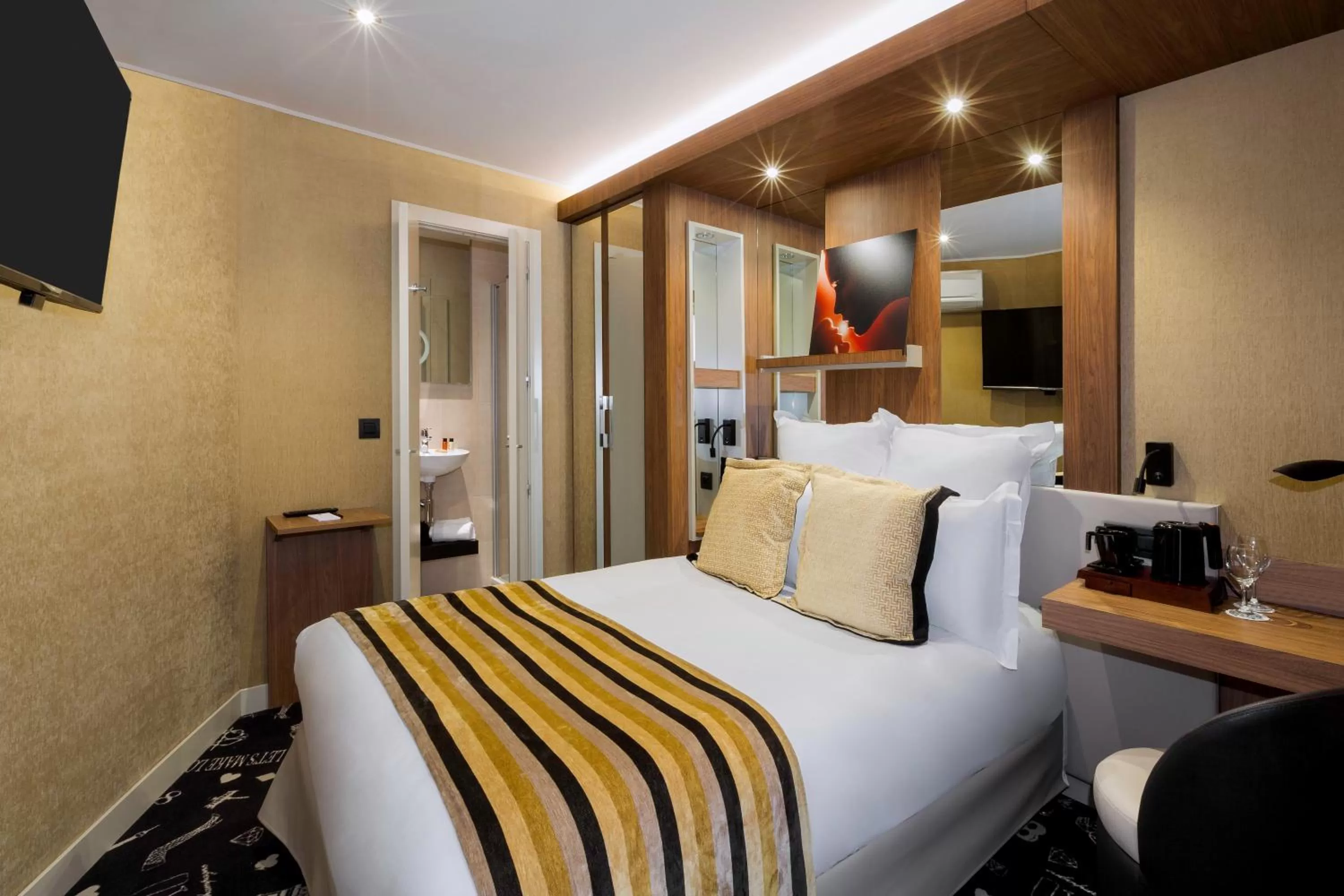 Comfort Double Room in Hotel le 18 Paris