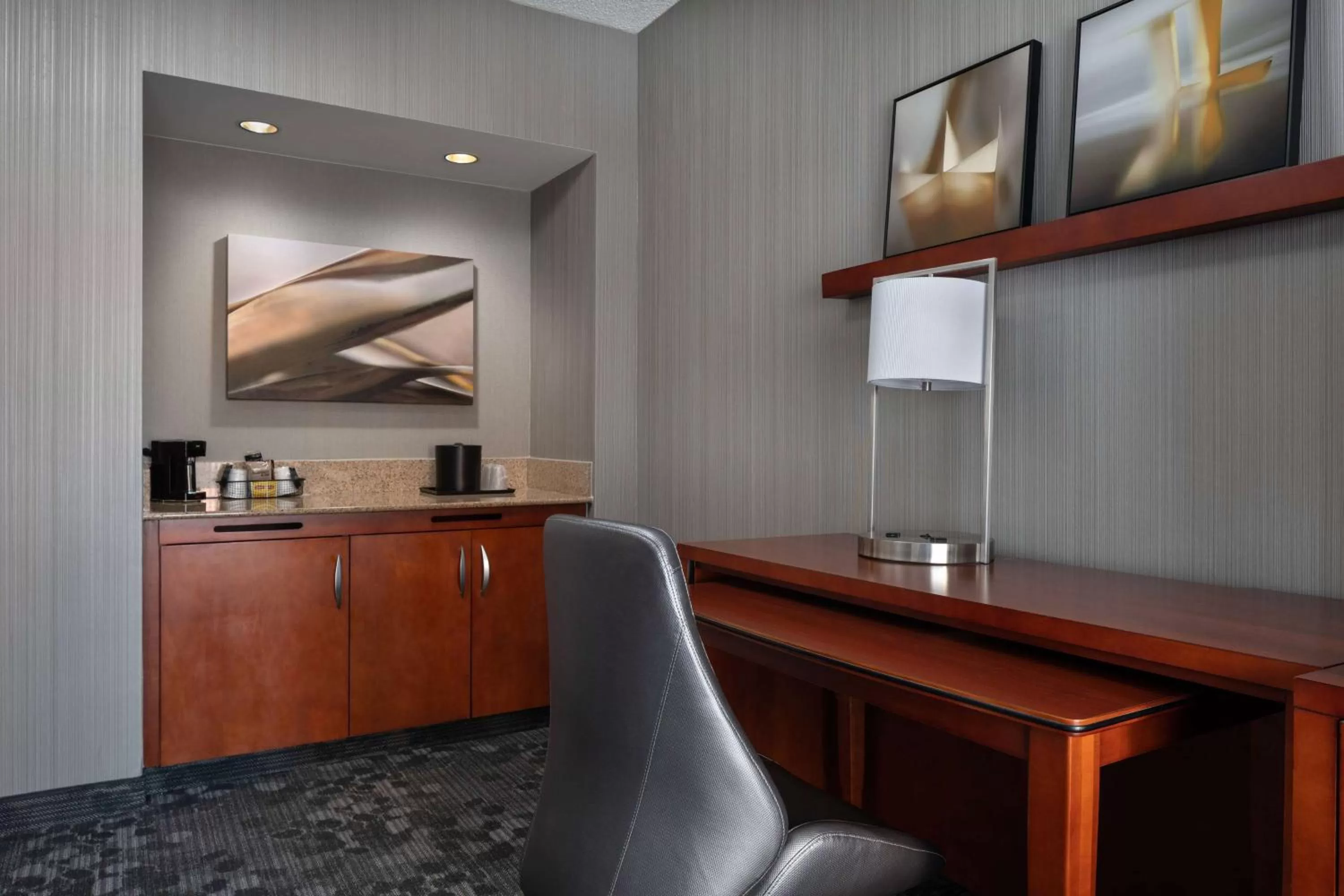 Coffee/tea facilities in Sonesta Select Phoenix Camelback