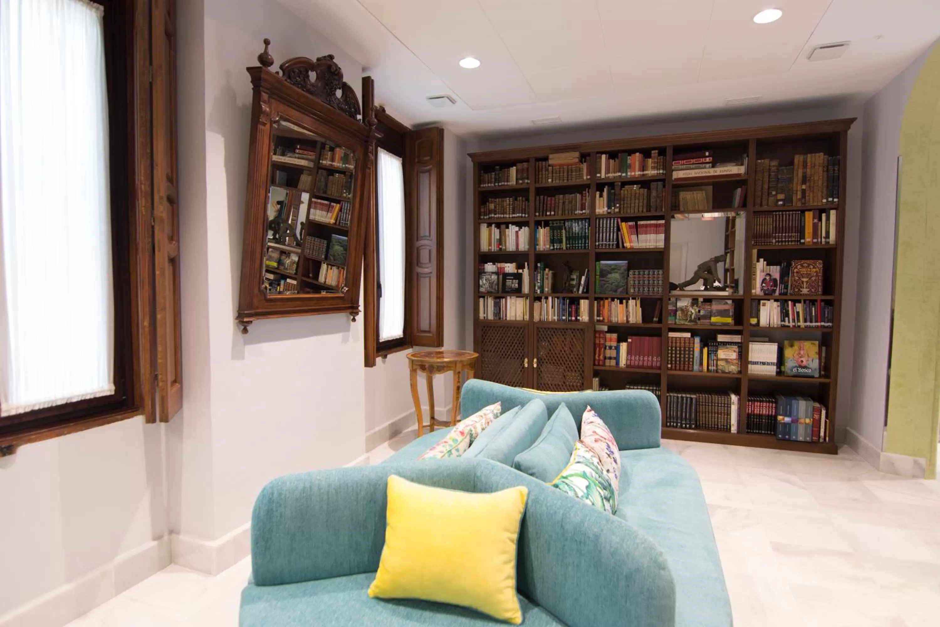 Library in Hotel Oleum - Parking Gratuito bajo disponibilidad y reserva previa