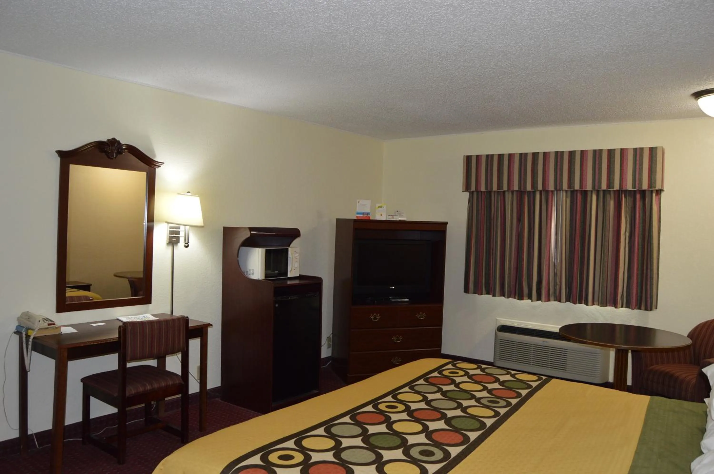 Queen Room - Mobility Access/Non-Smoking in Super 8 by Wyndham Clinton