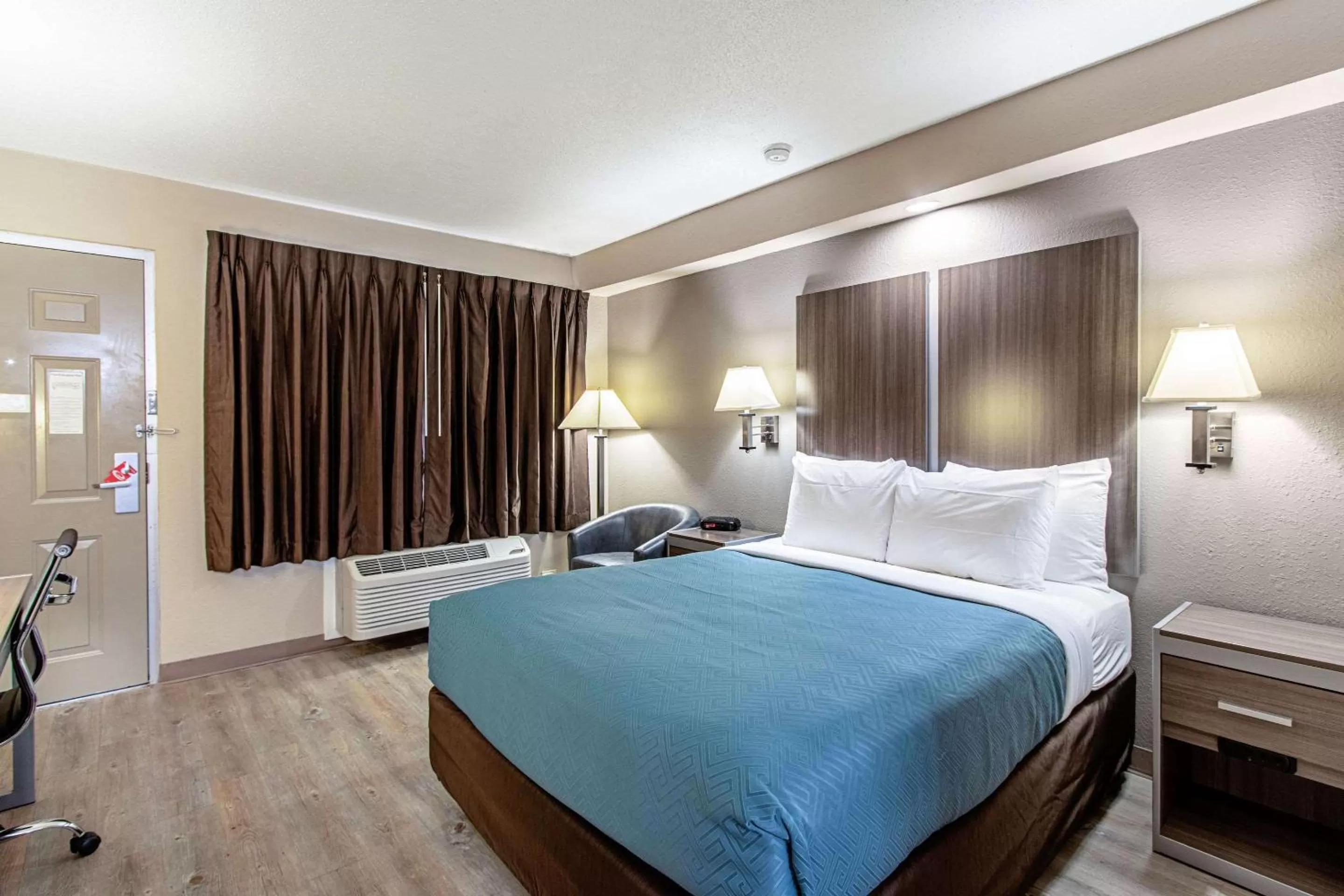 Photo of the whole room, Bed in Econo Lodge Kingsville