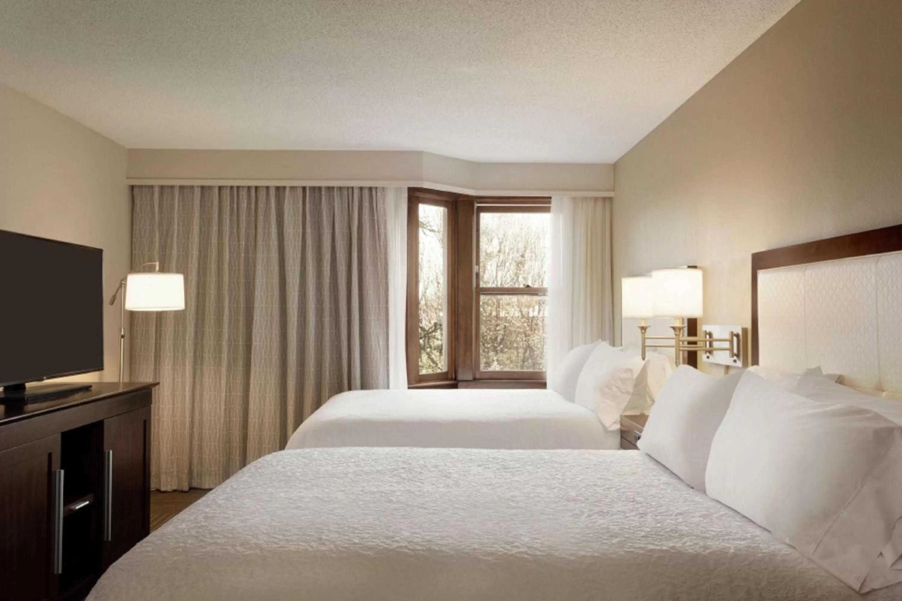 Bed in Hampton Inn and Suites Springdale