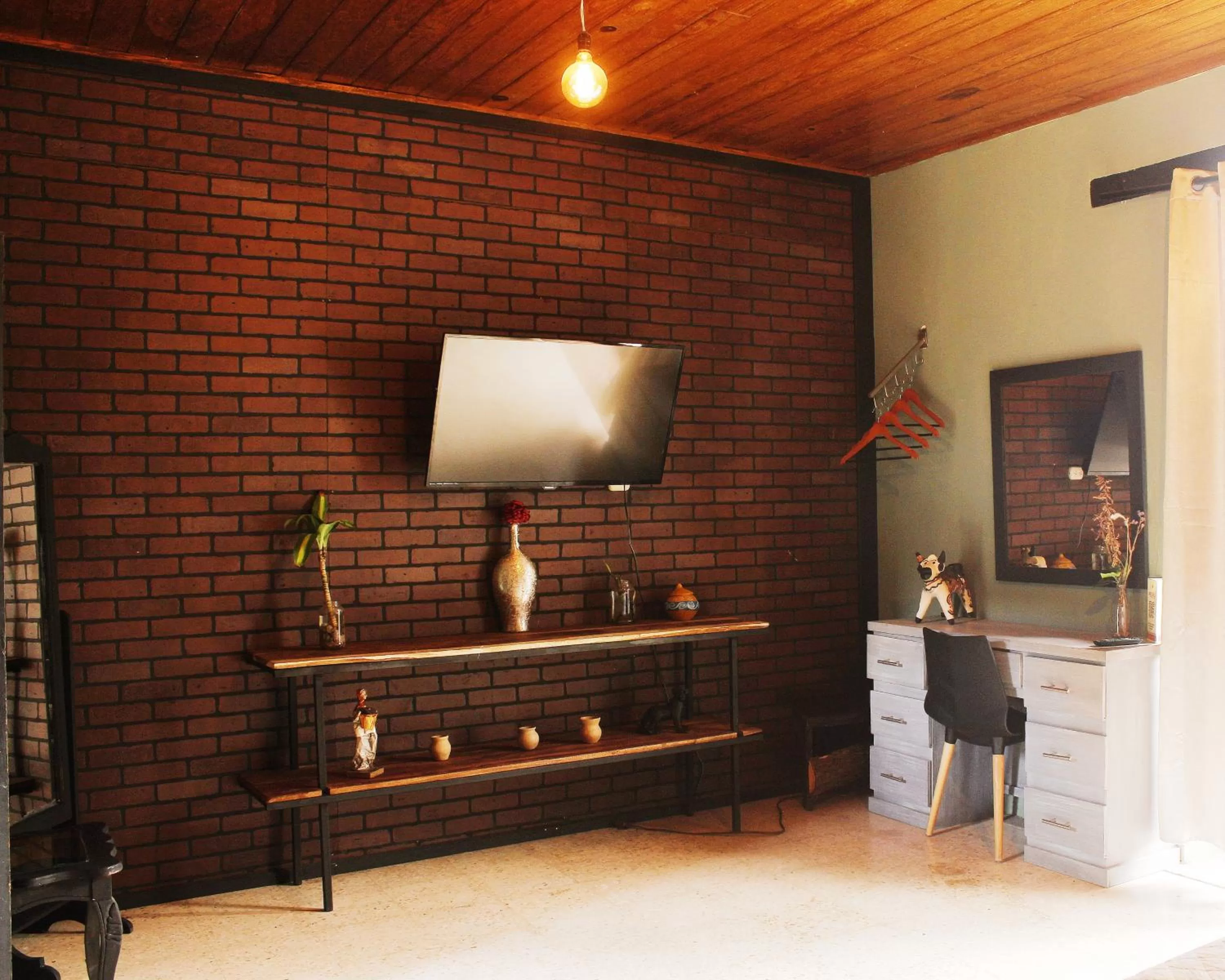 Bedroom, TV/Entertainment Center in El Naranjo Hotel Finca Urbana