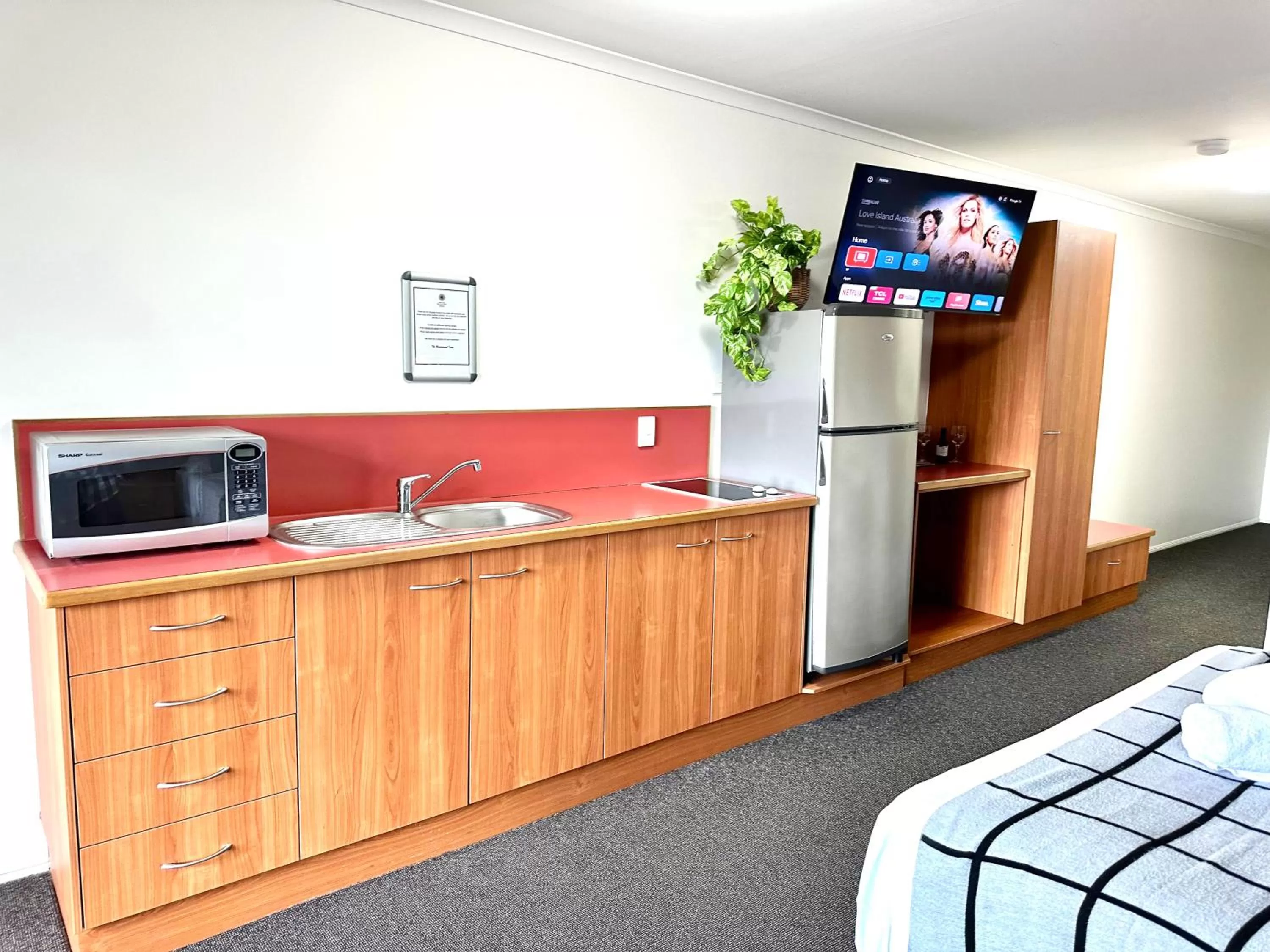 TV and multimedia, Bed in Mackay Resort Motel