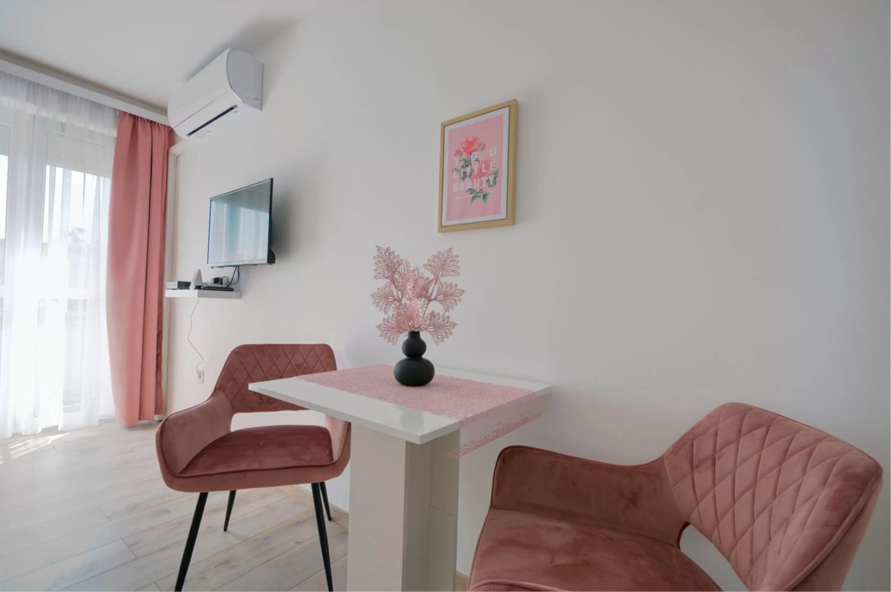 Photo of the whole room in Villa Tara Bük