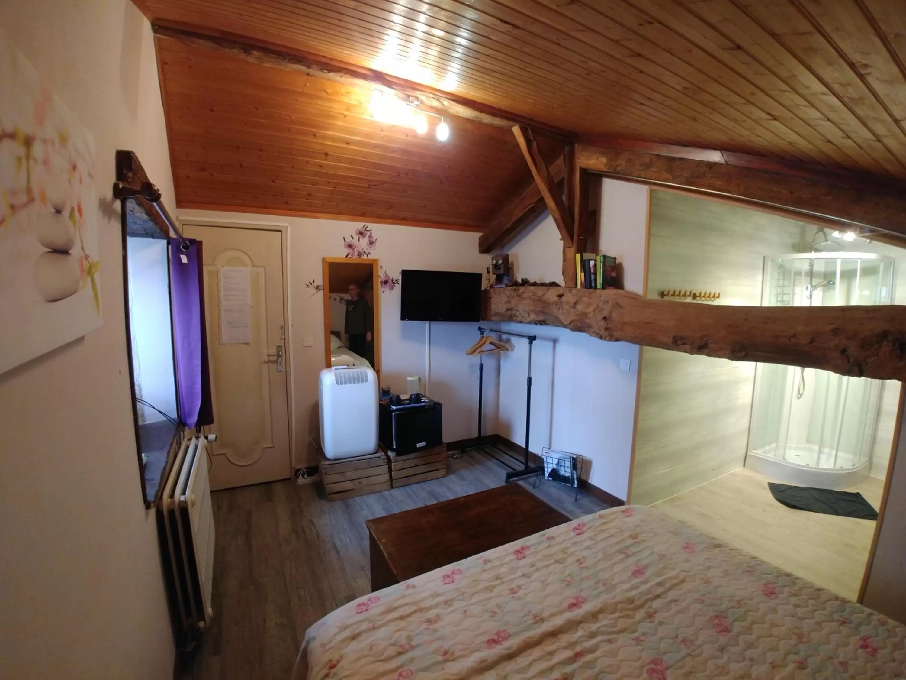 Photo of the whole room, Kitchen/Kitchenette in Manoir Le Cristal - Futuroscope a petit prix , grandes chambres familiales 5-6 personnes ,