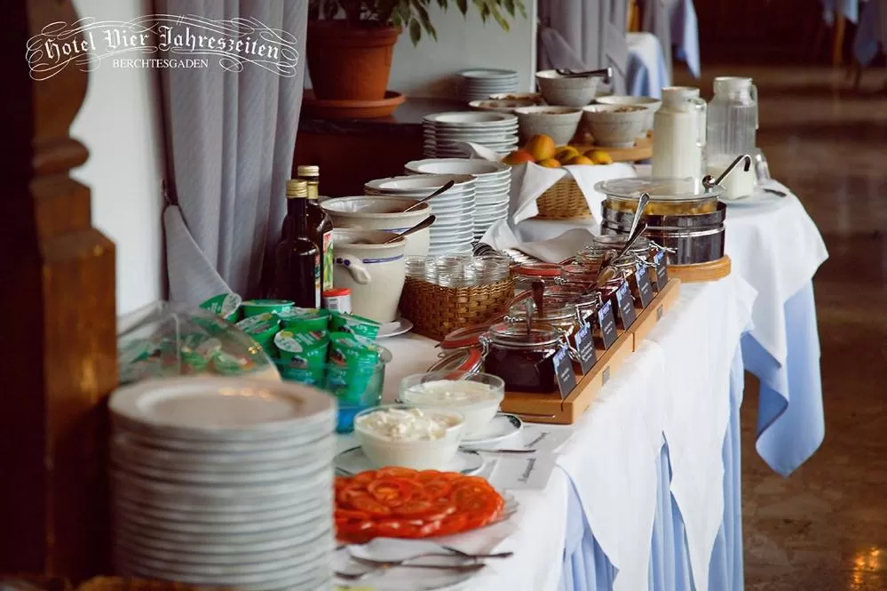 Communal lounge/ TV room in Hotel Vier Jahreszeiten