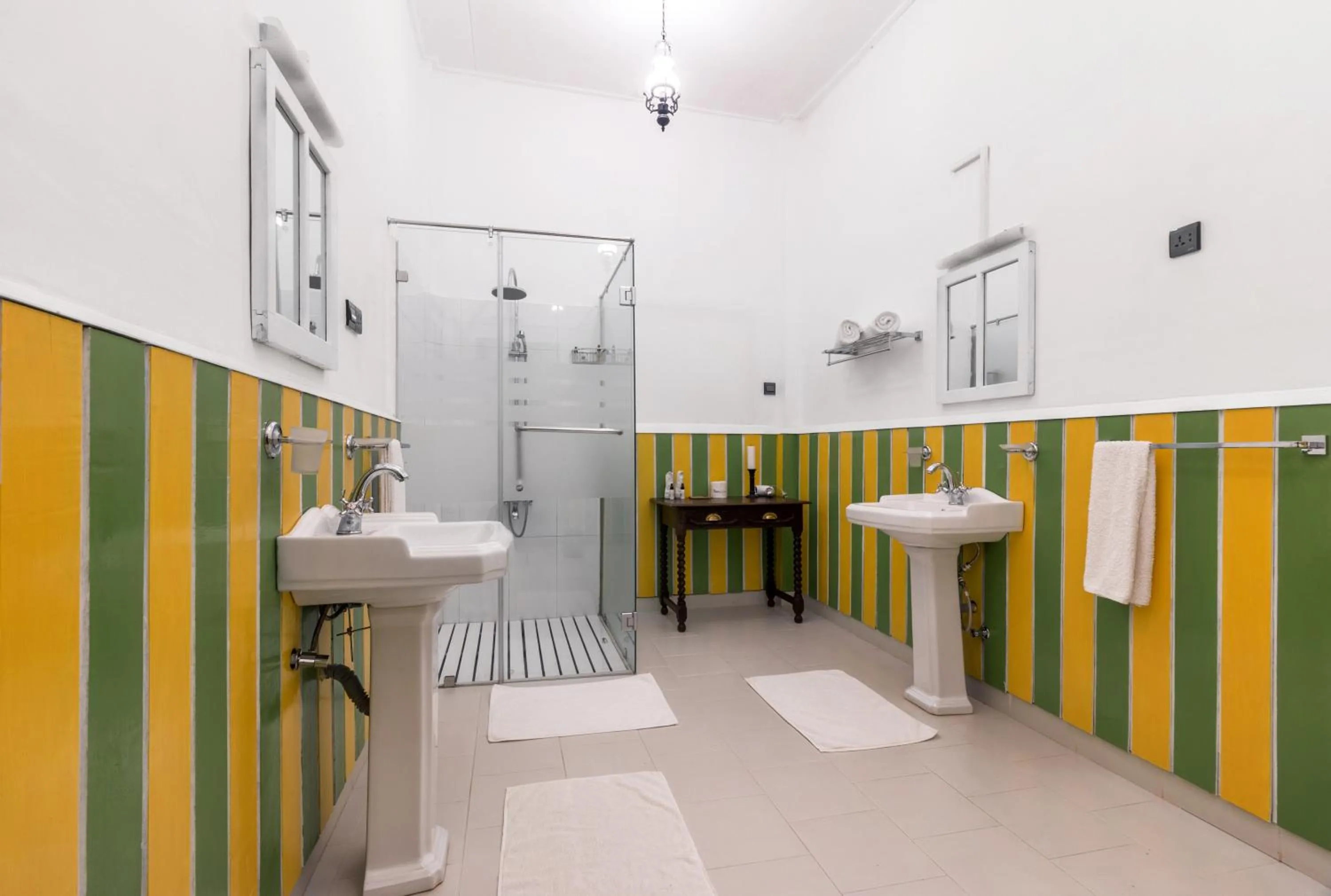 Shower in Scottish Planter Bungalow- Thema Collection