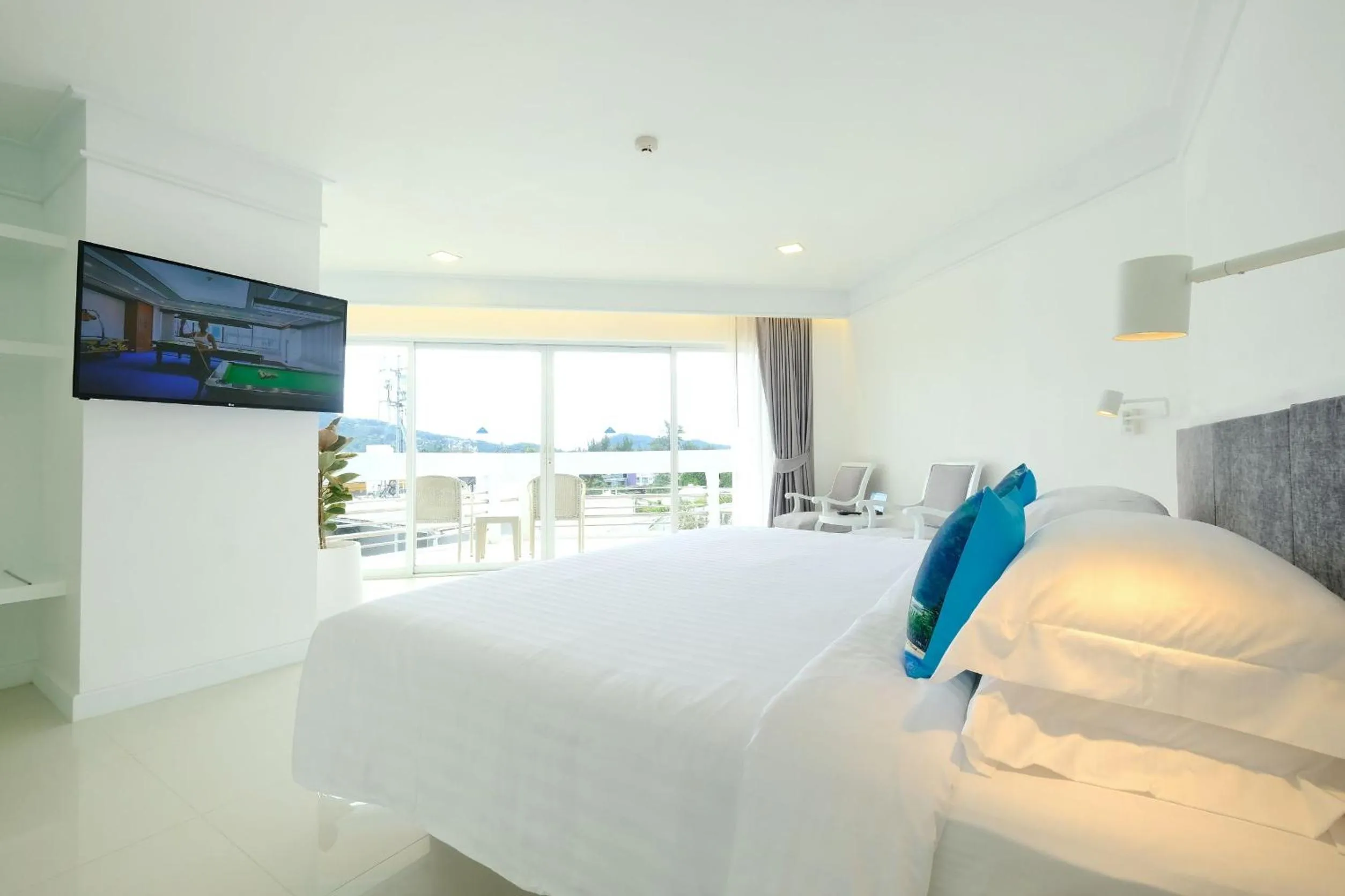 Bedroom, Bed in Andaman Beach Suites Hotel, Patong Phuket