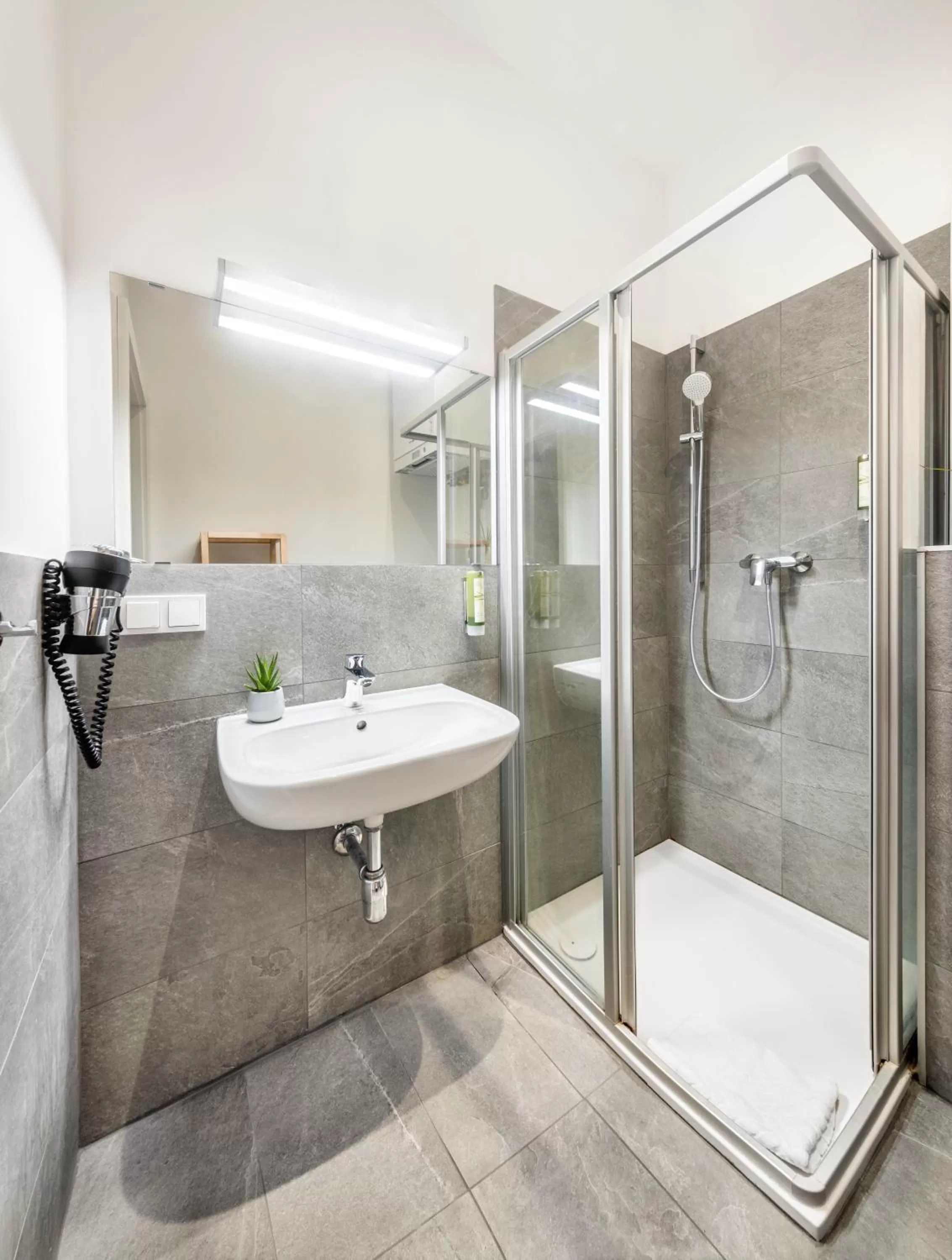 Shower in Jimmy's Apartments Emerald