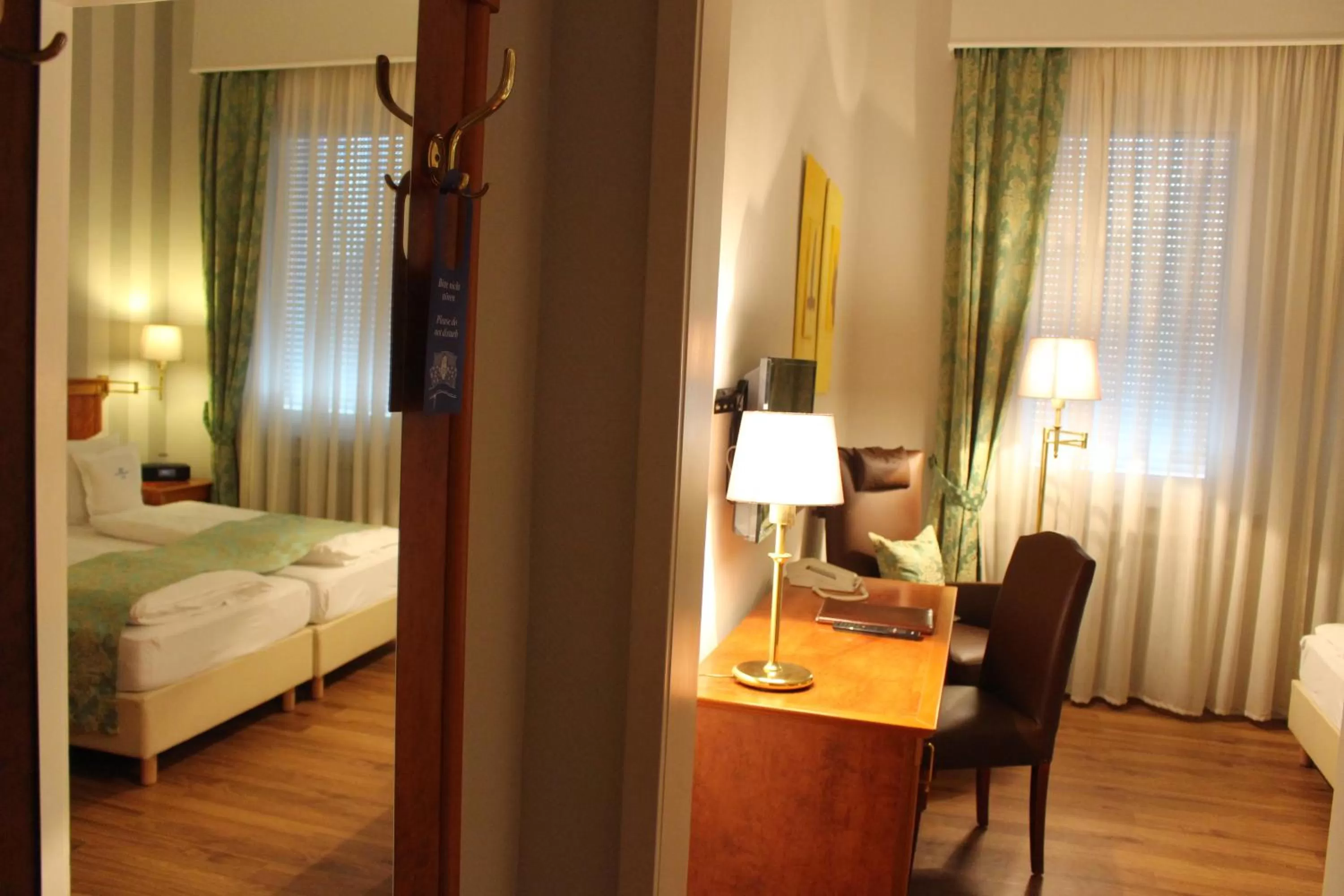 Photo of the whole room, Bed in Hotel Savoy Hannover