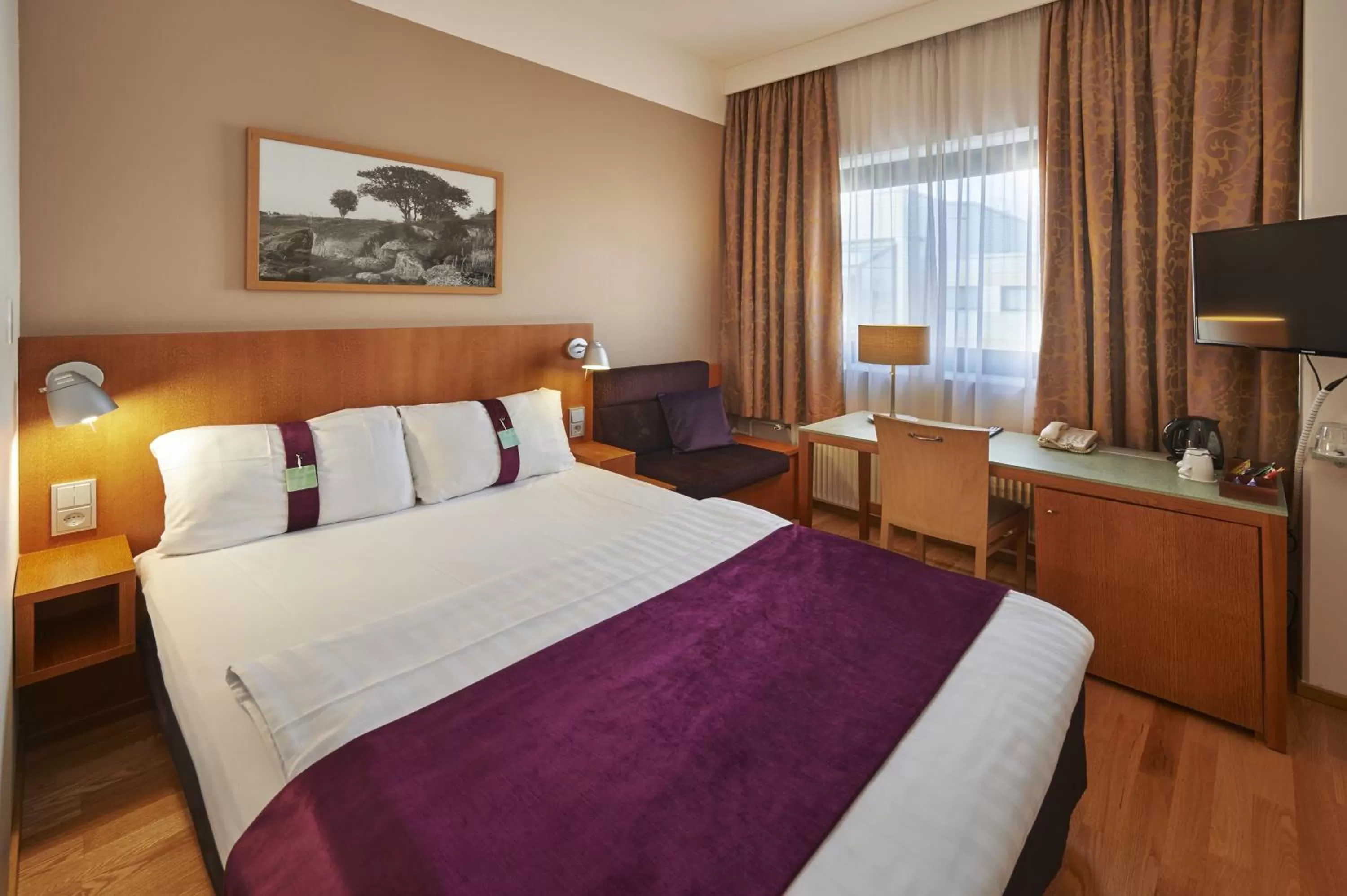 Photo of the whole room, Bed in Holiday Inn Helsinki-Vantaa Airport by IHG