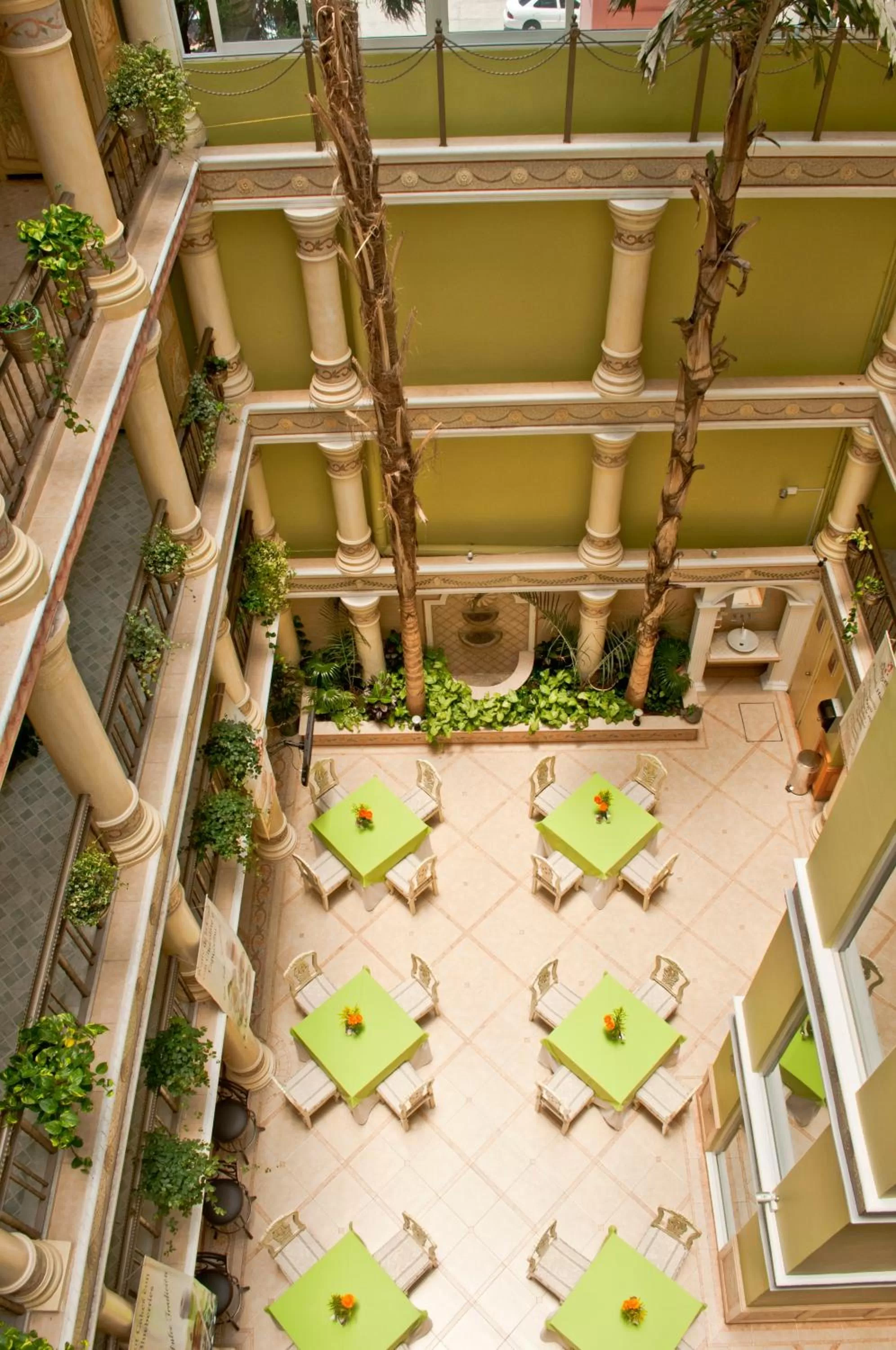 Restaurant/places to eat in Villa las Margaritas Plaza Cristal