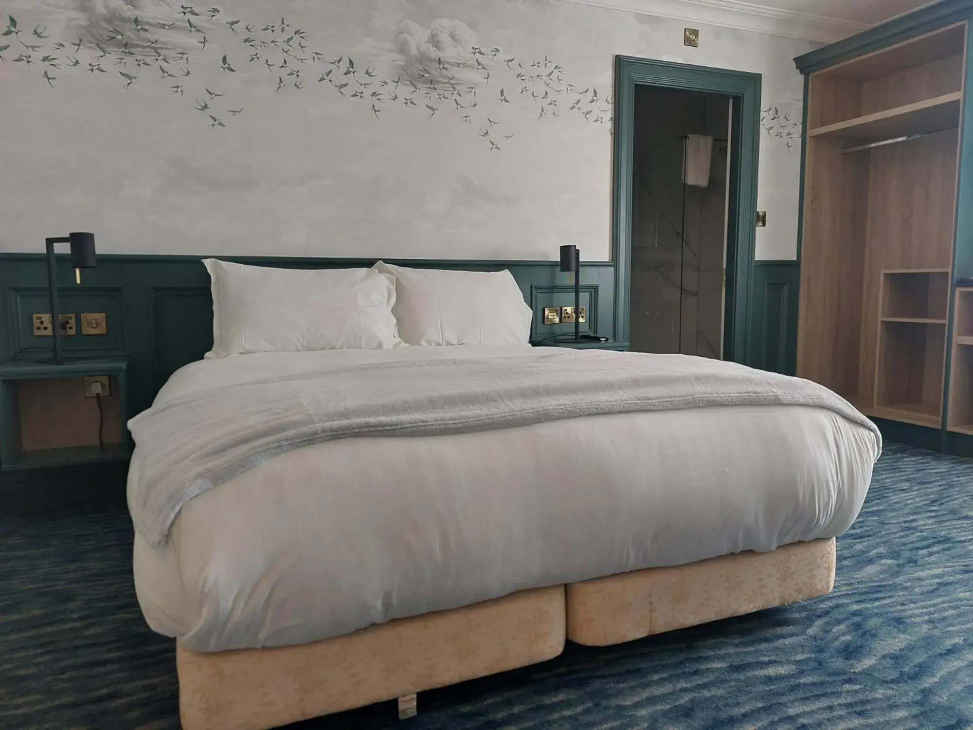 Superior Double Room in The Lansdowne Hotel Superior Double Room in The Lansdowne Hotel