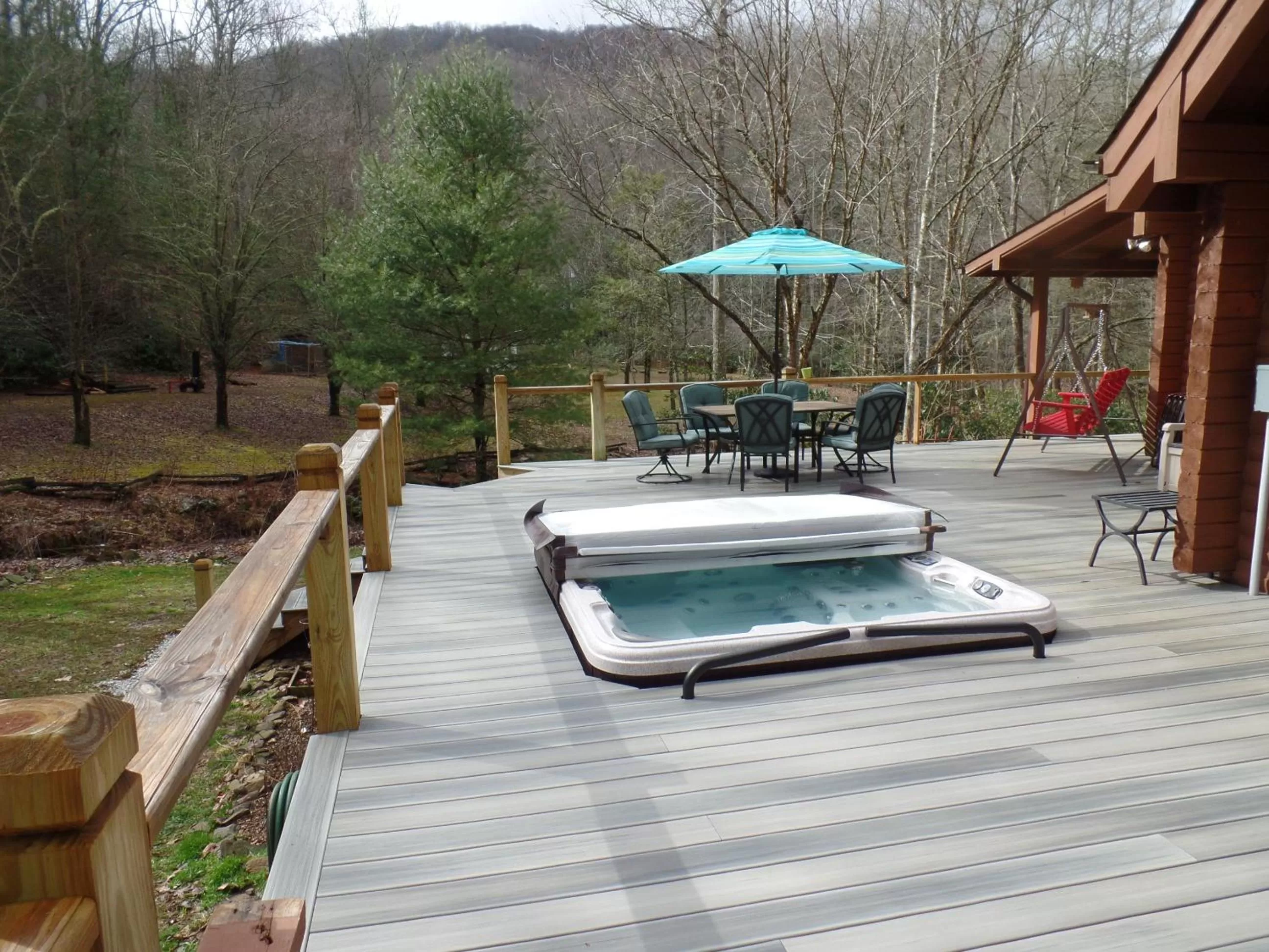 Hot Tub in Creekside Paradise Bed and Breakfast