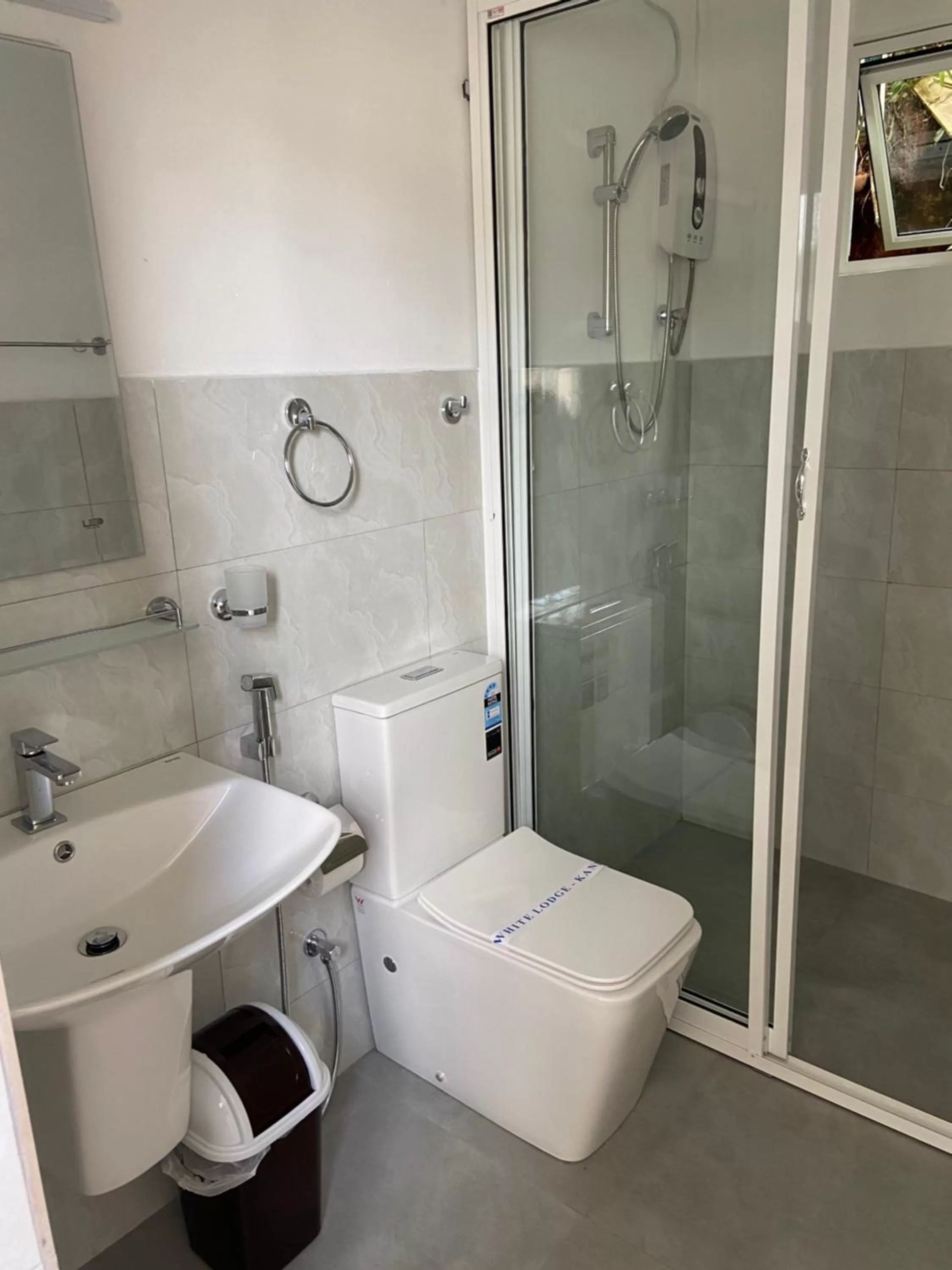 Bathroom in White Lodge