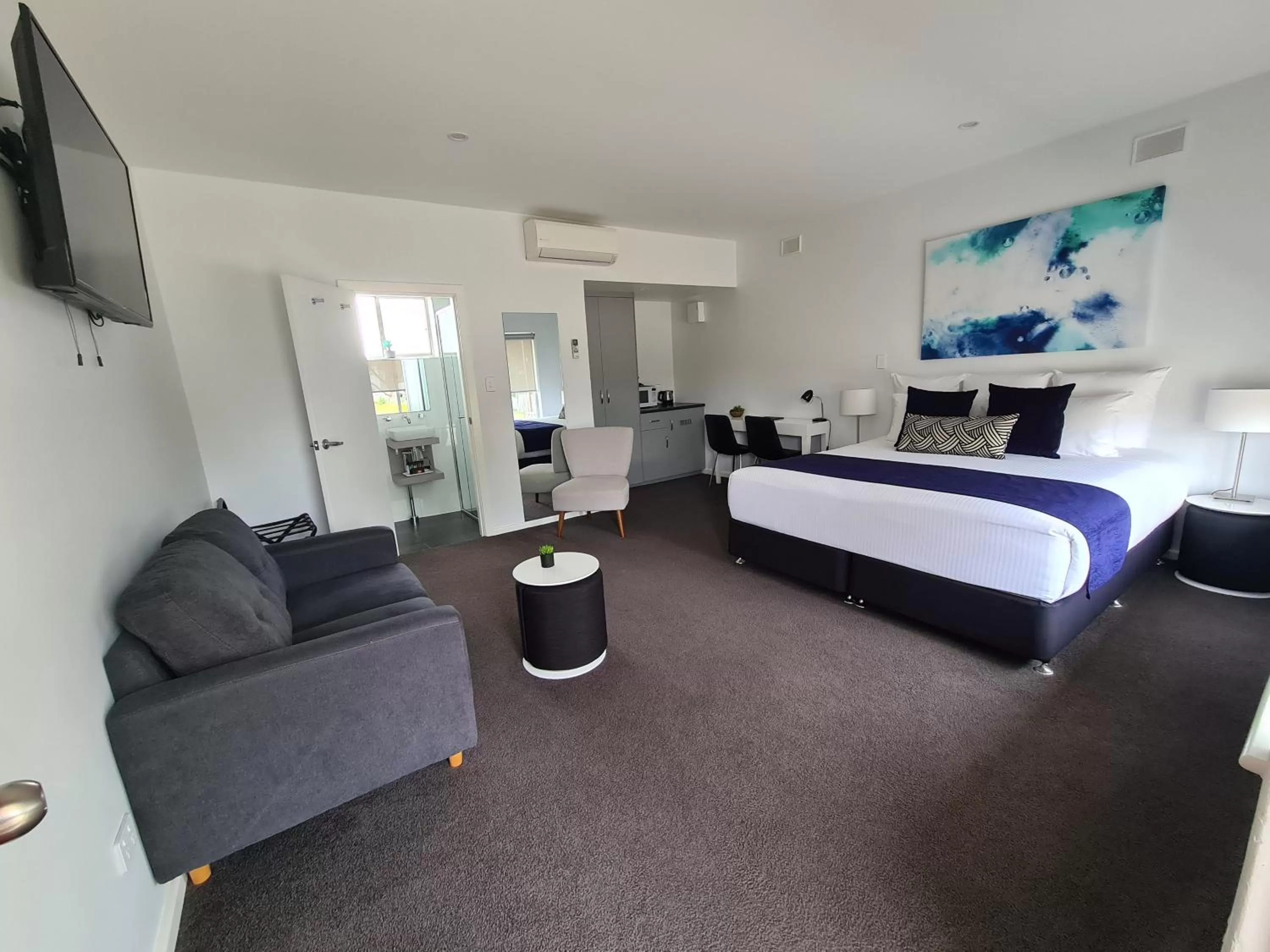 Bed in The Avenue Inn