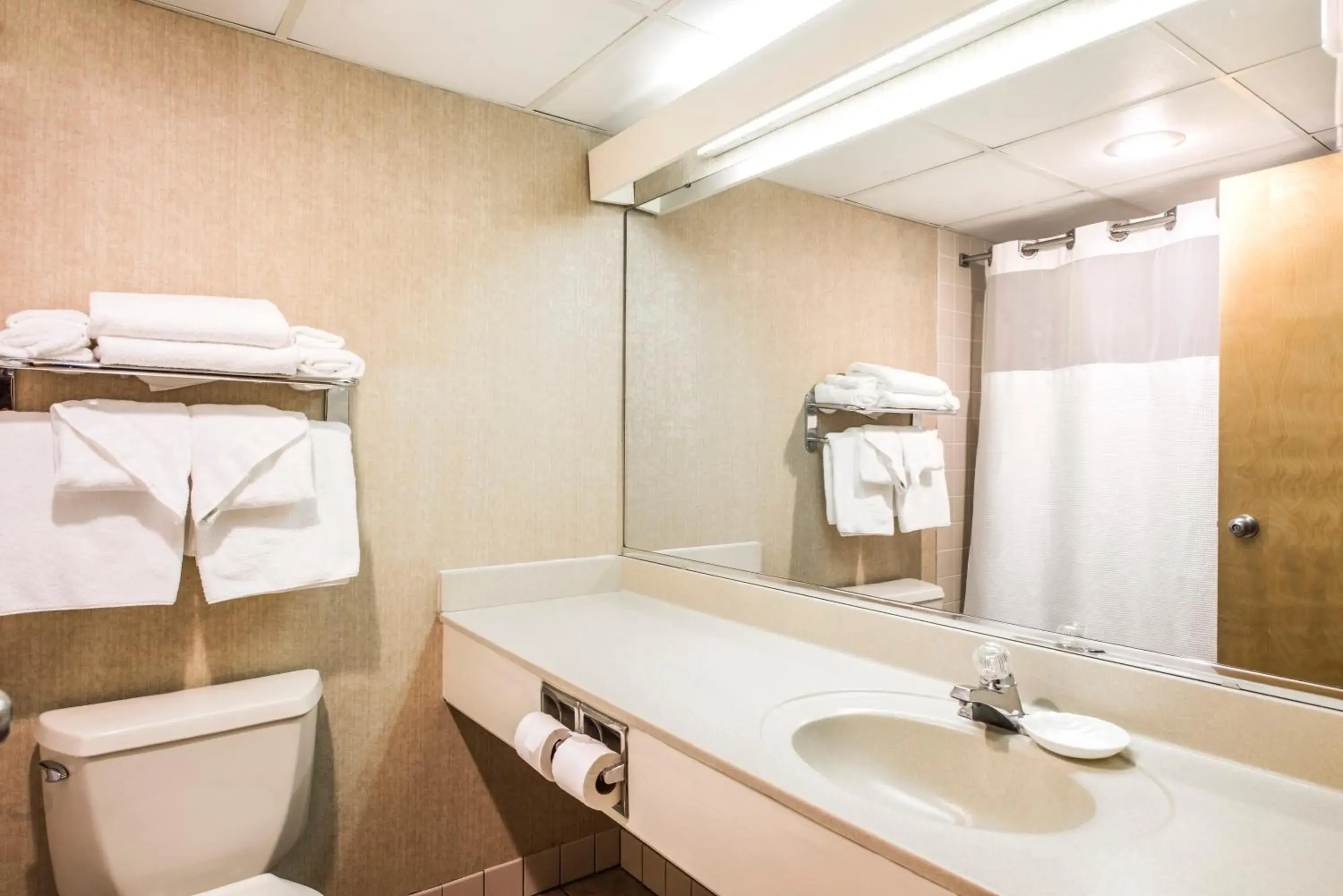 Standard King Room with Spa Bath in Lodge of the Ozarks Standard King Room with Spa Bath in Lodge of the Ozarks