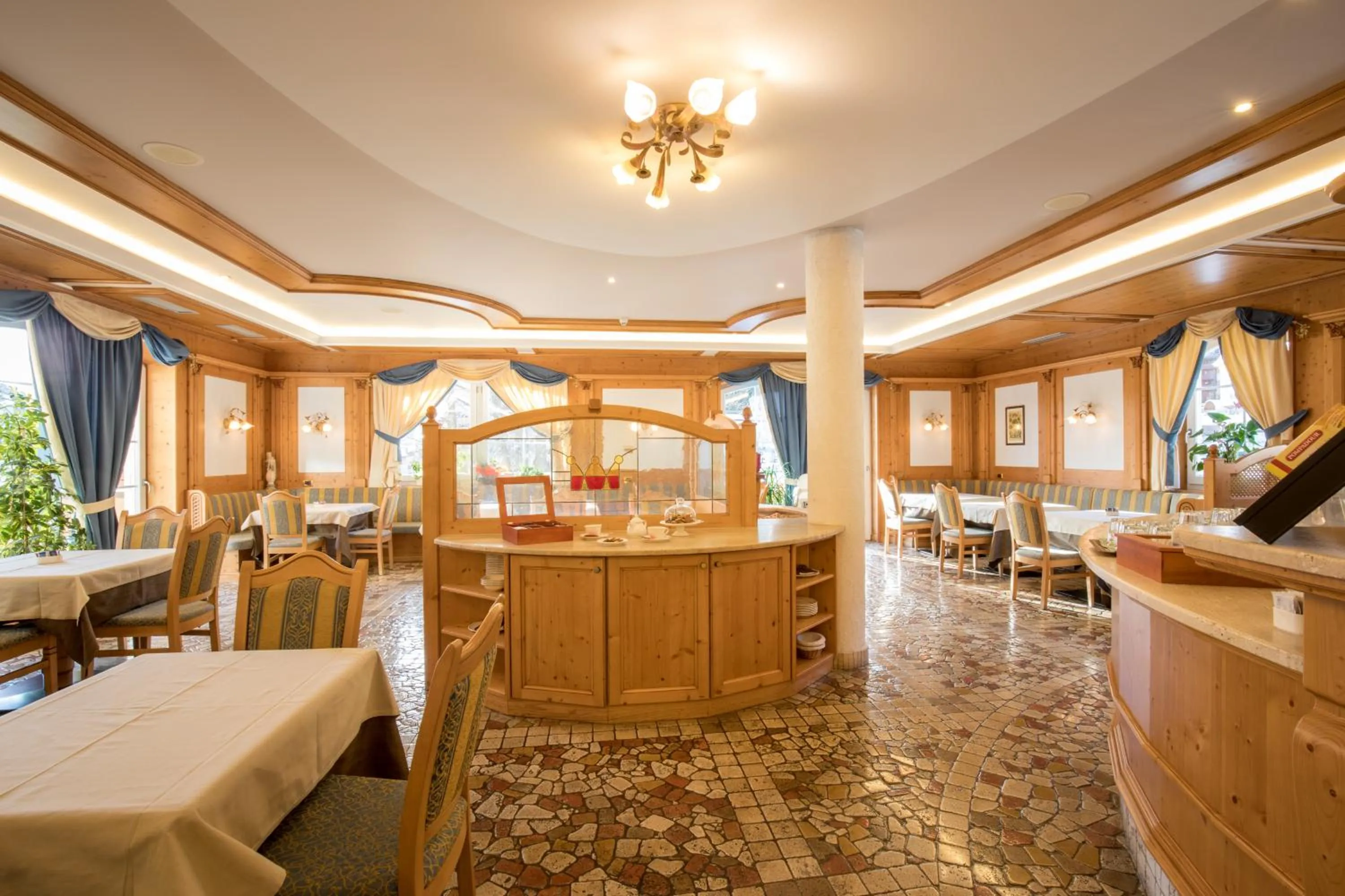Lounge or bar in Hotel Chalet all'Imperatore