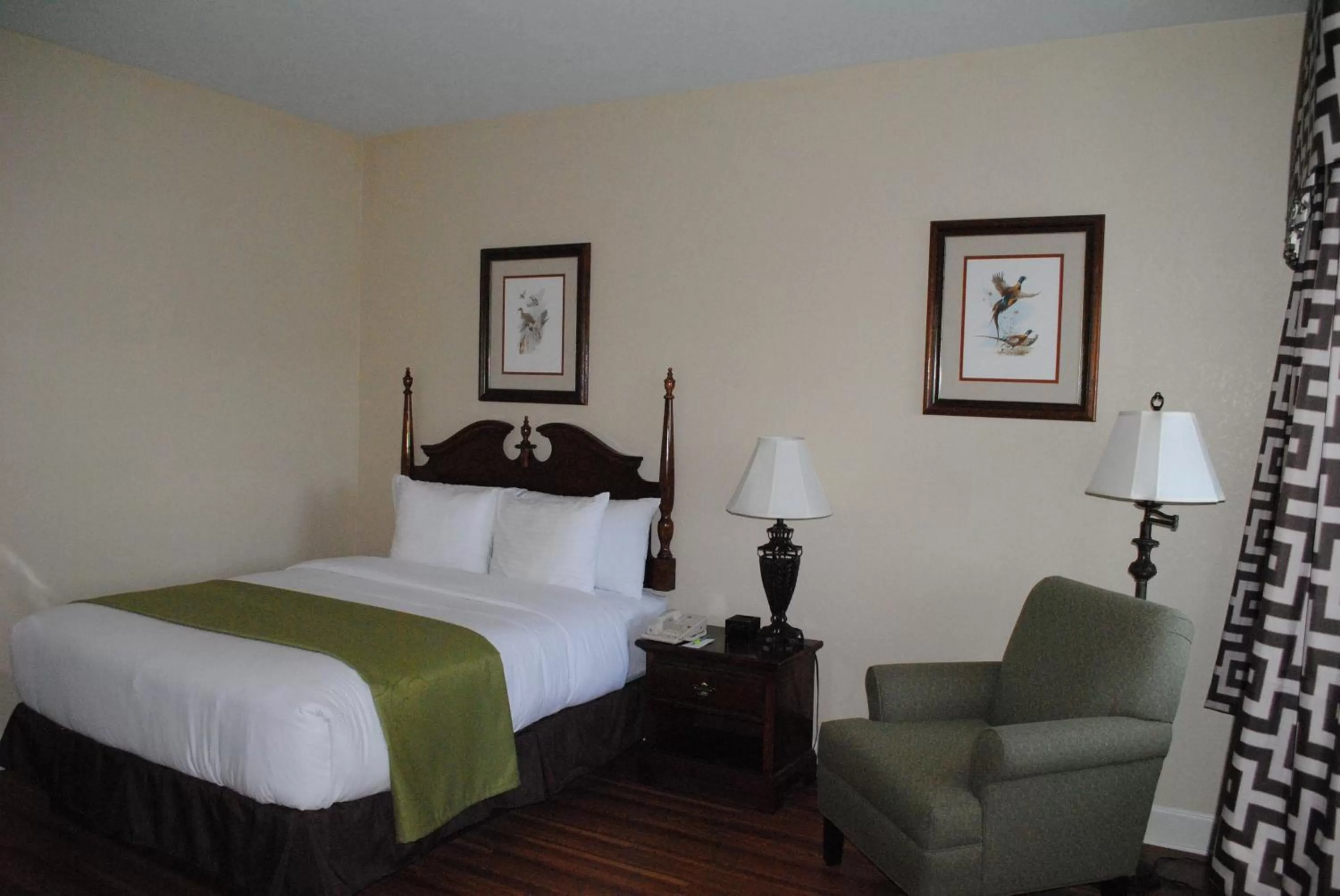 Pets, Bed in Merry Acres Inn