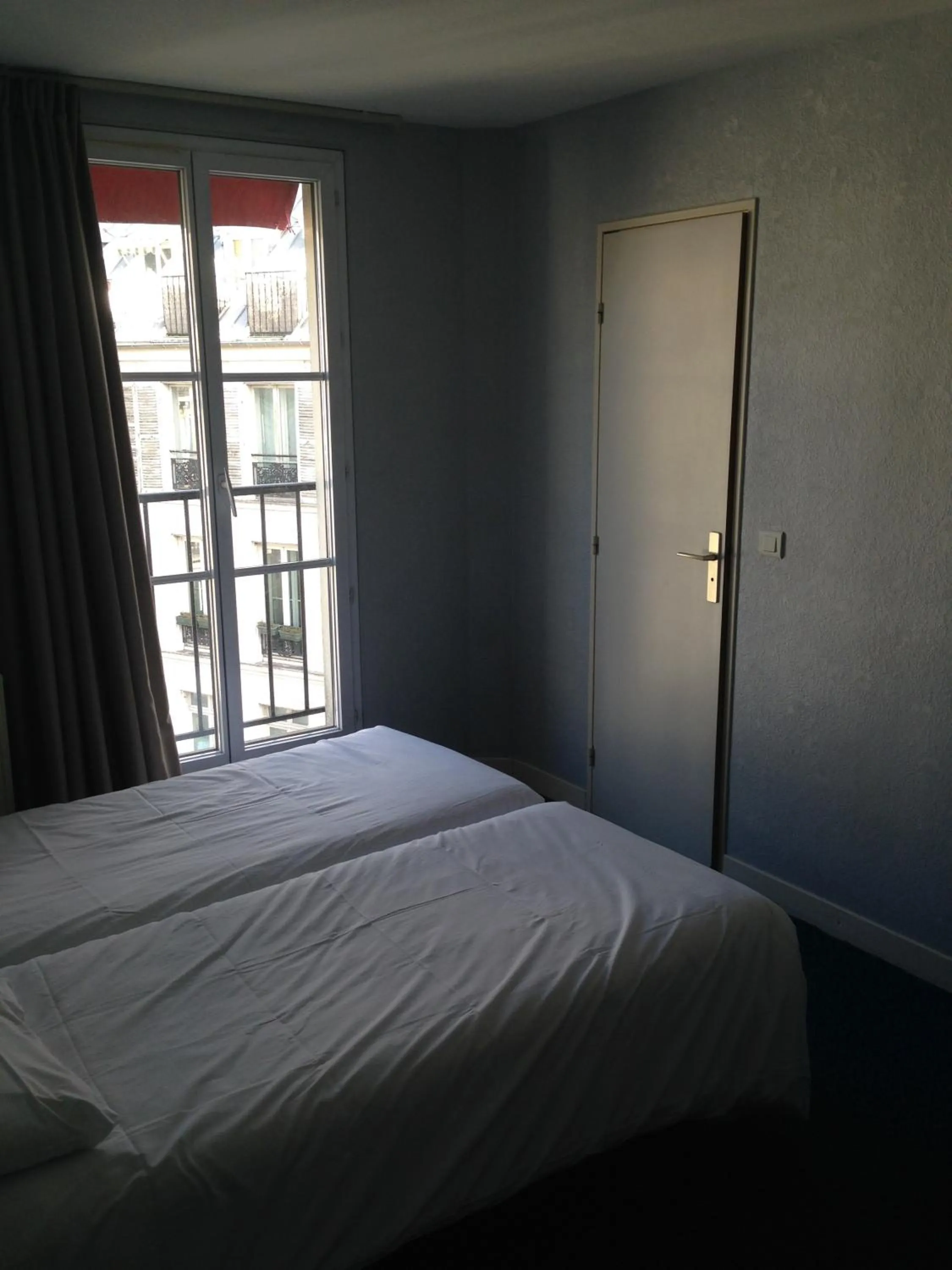 Bed in Hotel Royal Mansart