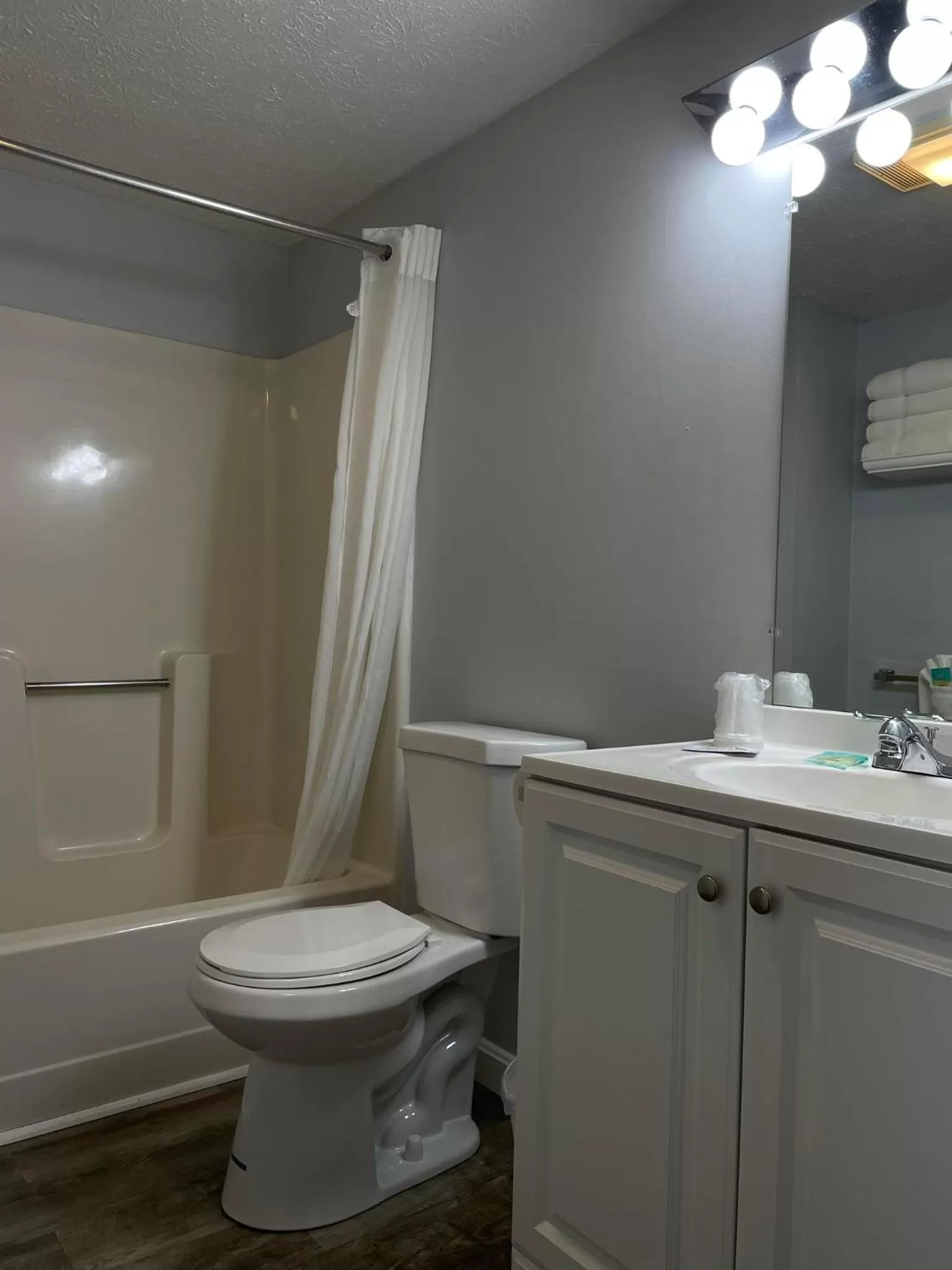 Deluxe Room with Balcony in The Grand Beach Inn