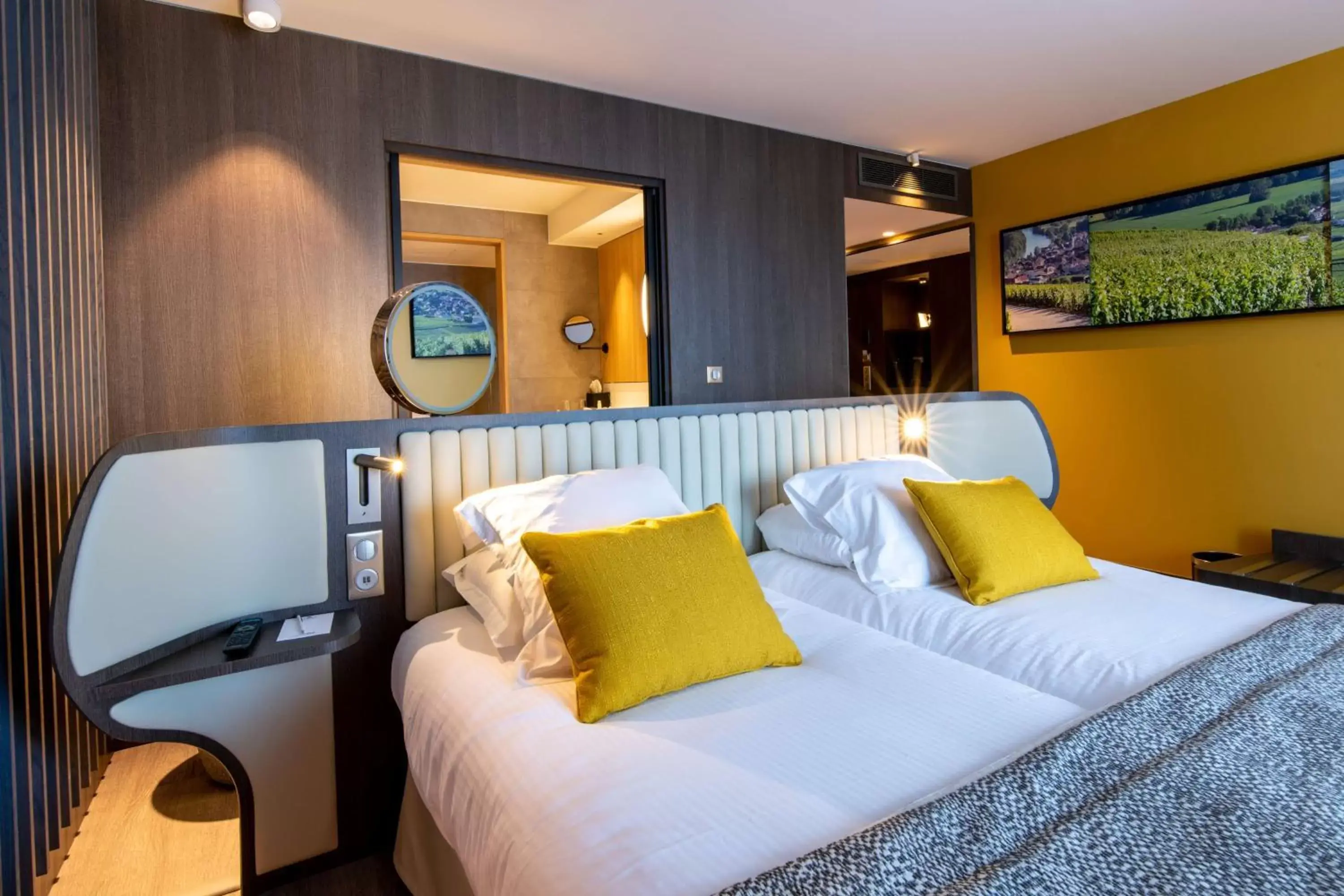 Deluxe Large Twin Room in Best Western Premier Hotel de la Paix Deluxe Large Twin Room in Best Western Premier Hotel de la Paix