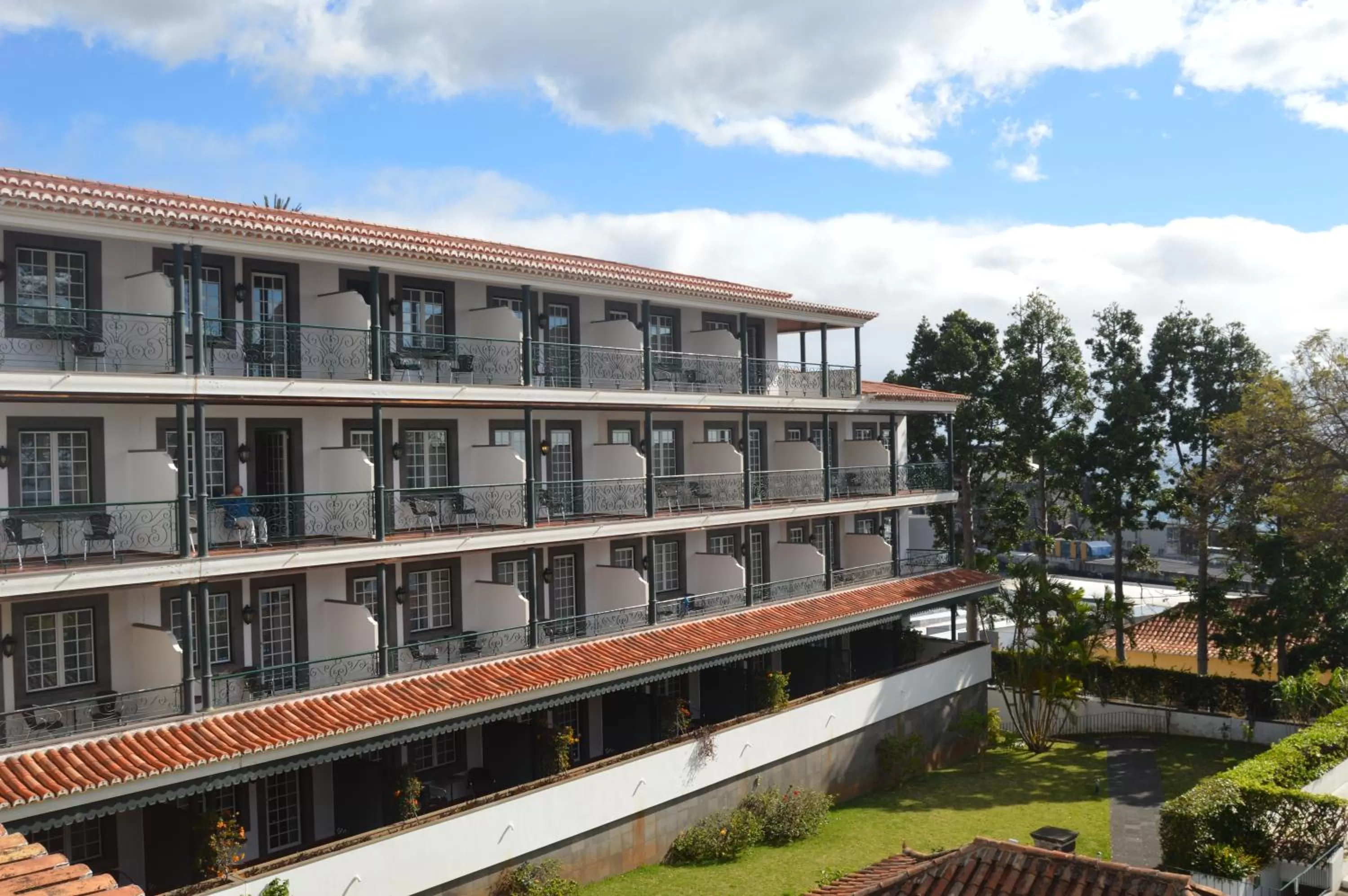 Property building in Quinta Da Penha De Franca