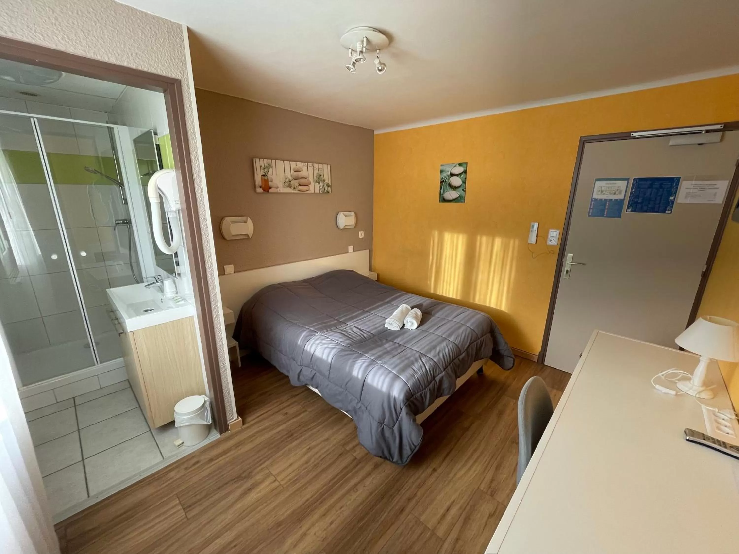 Bed in Hotel Les Chênes