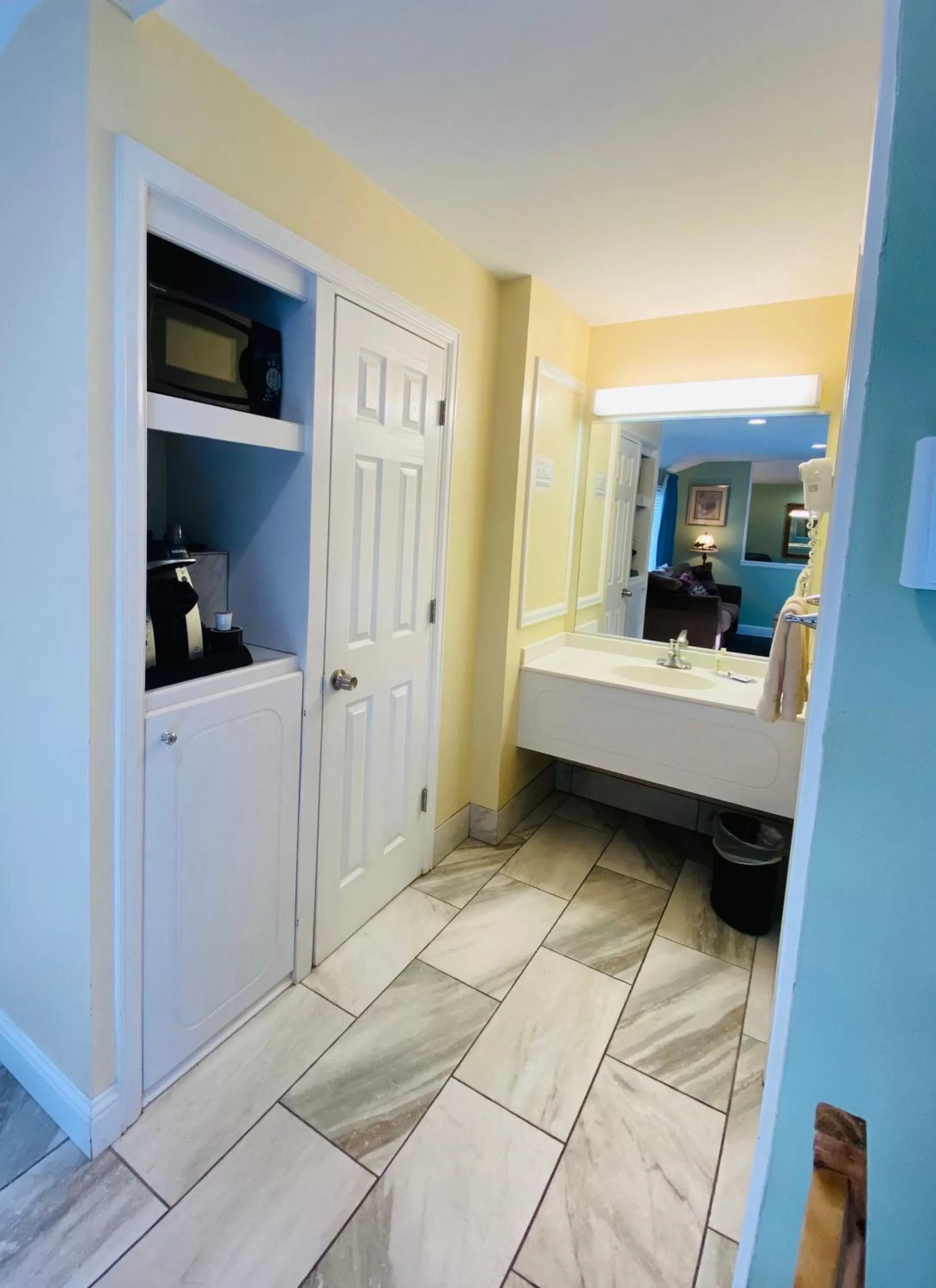 Bathroom, Bed in Salida Inn & Monarch Suites