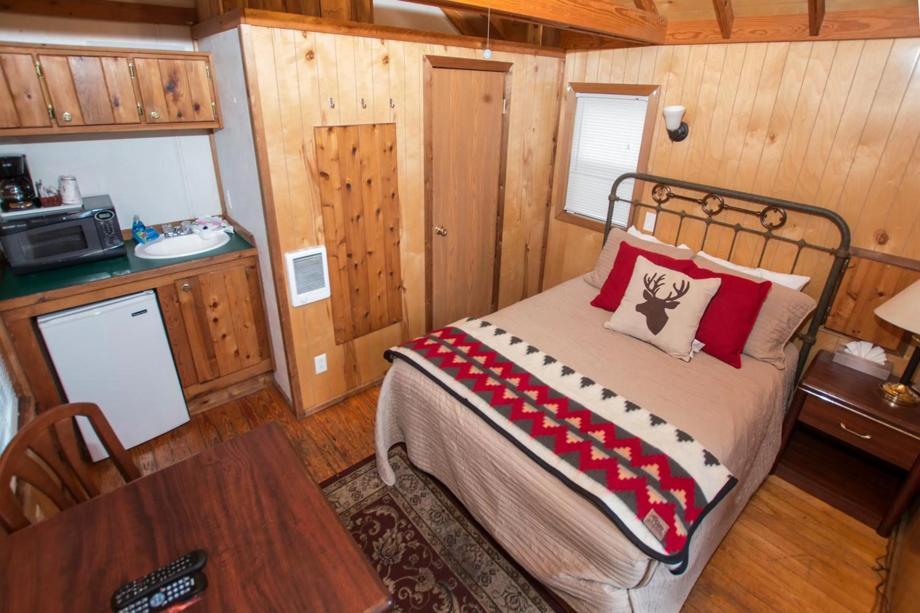 Photo of the whole room, Bed in Auld Holland Inn