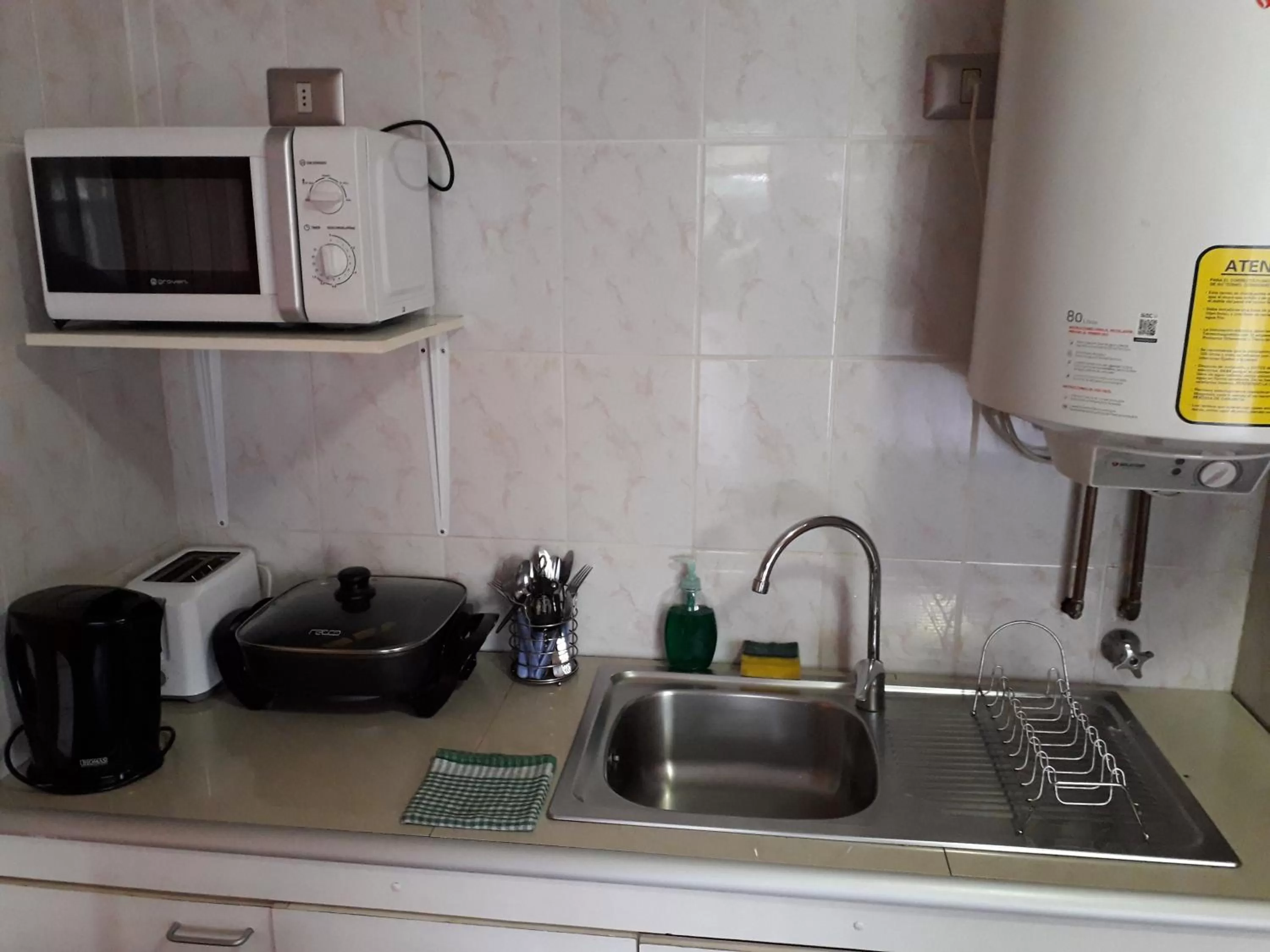 Dining area, Kitchen/Kitchenette in Apart-Hotel Colonia-Königsberg ESTACIONAMIENTO Deptos Completos Ubicado En El Centro De Valdivia AIRE ACONDICIONADO