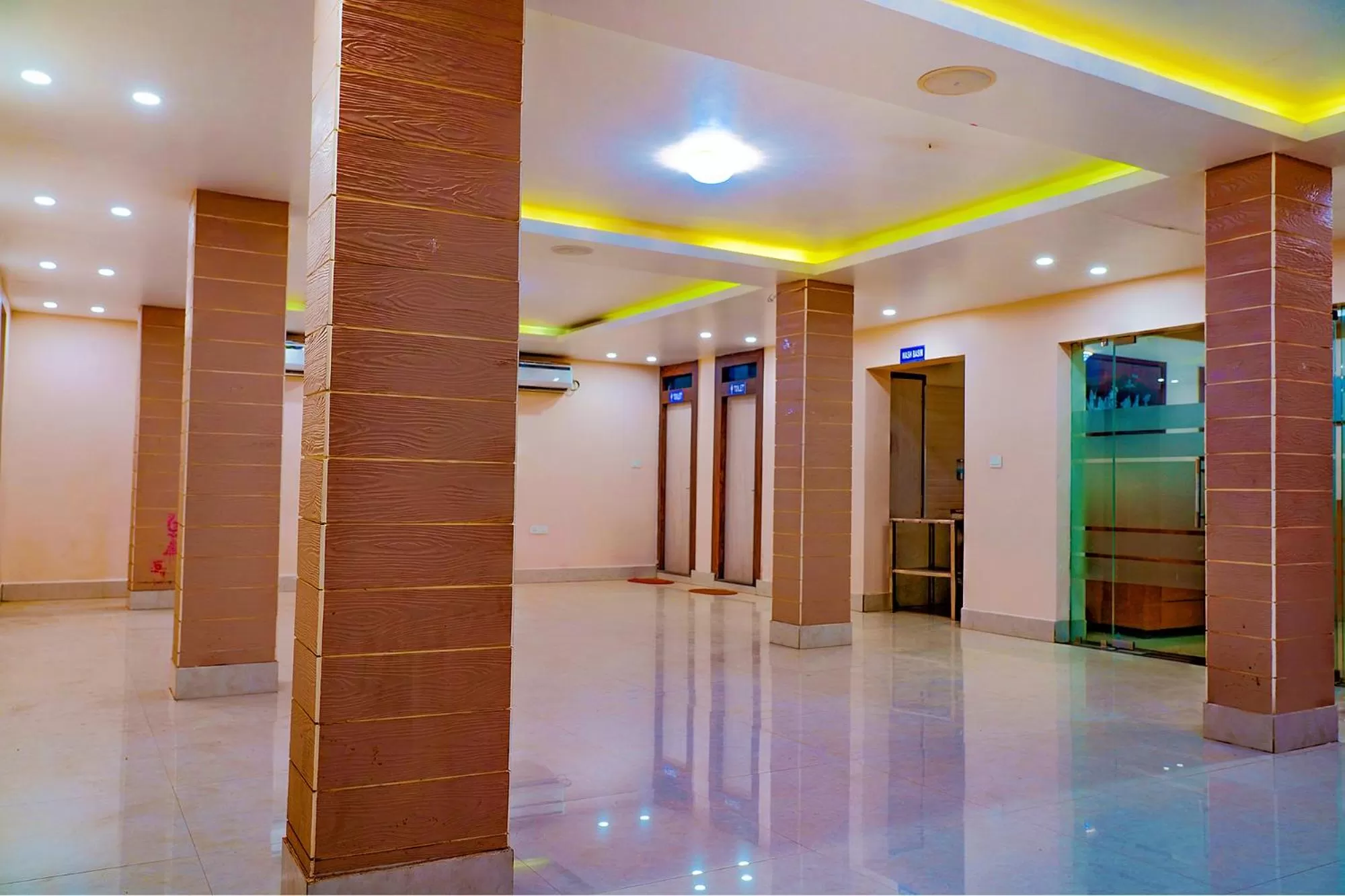 Lobby or reception in FabHotel Kanchan Plaza