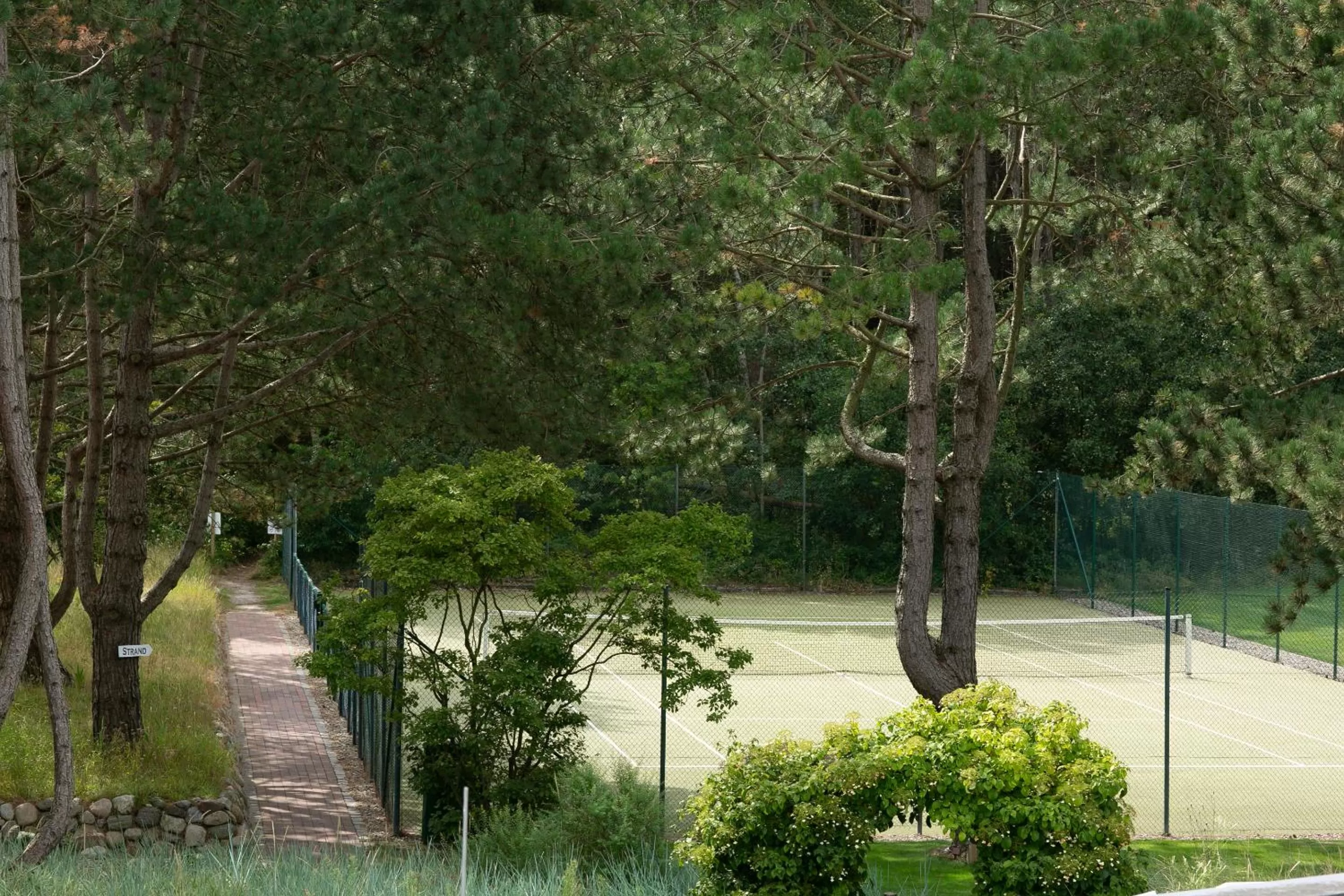 Tennis court in Aalernhüs hotel & spa