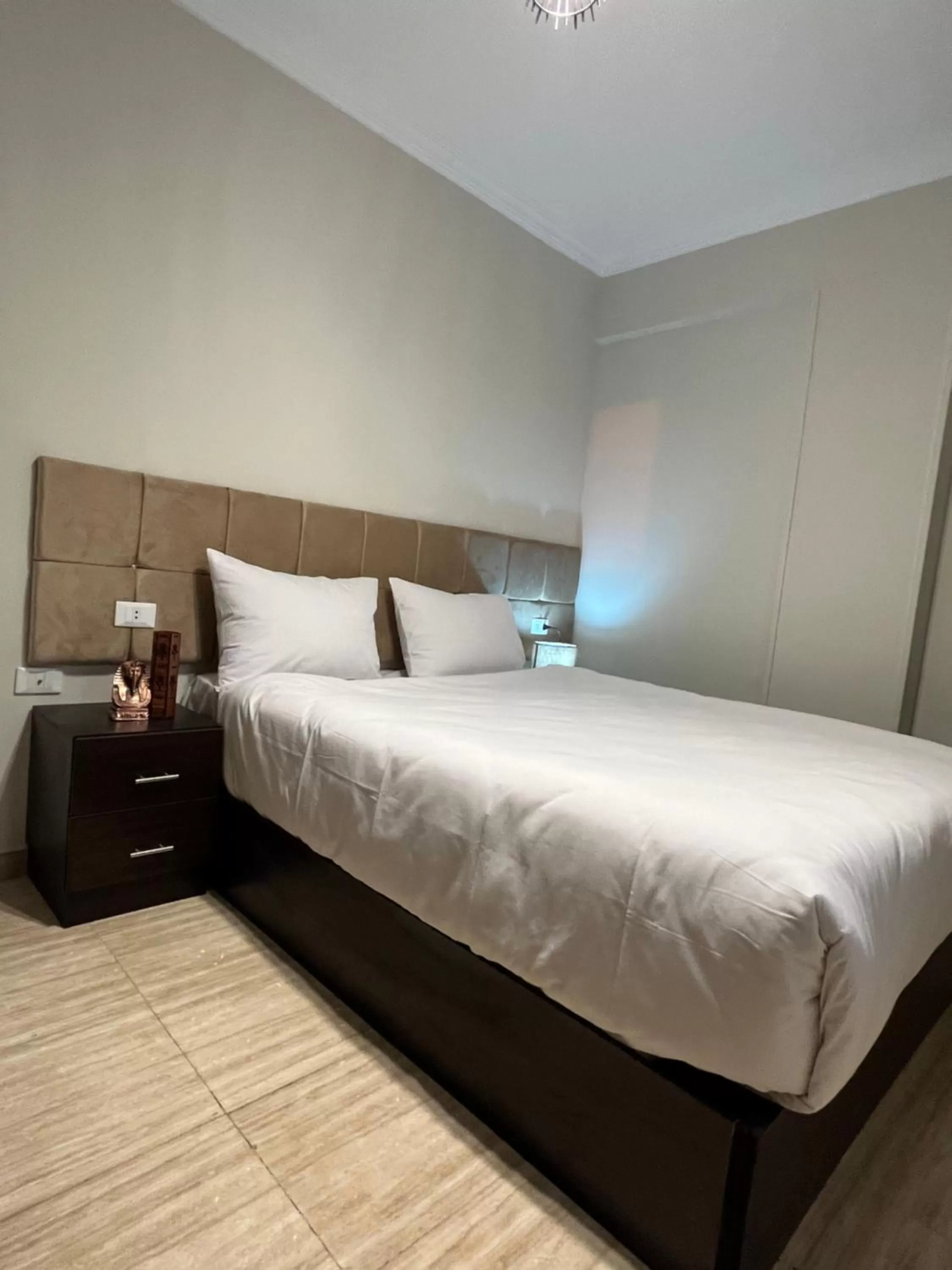 Bed in Crowne Pyramids view inn