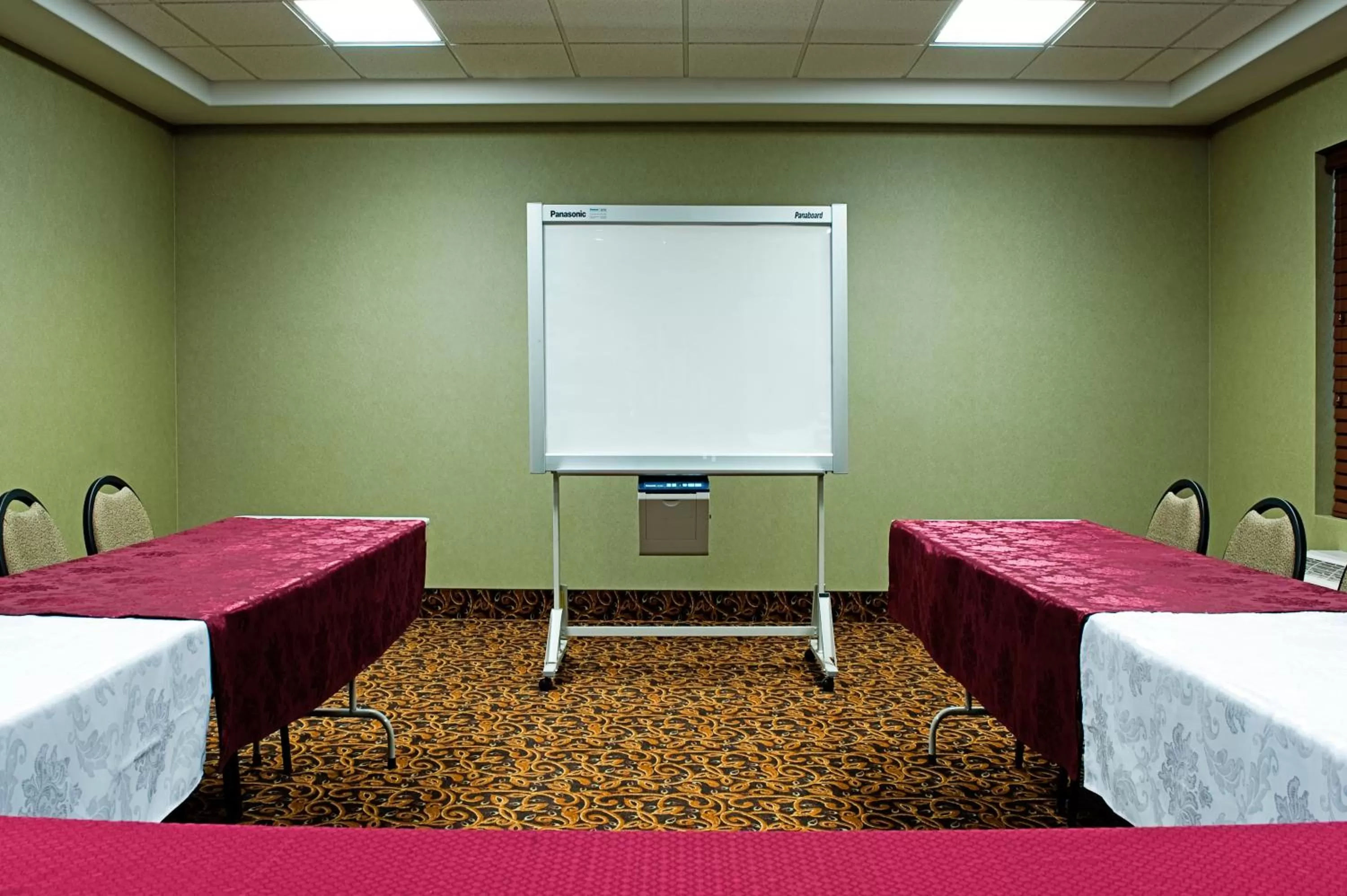 Meeting/conference room in Holiday Inn Express & Suites Drayton Valley by IHG