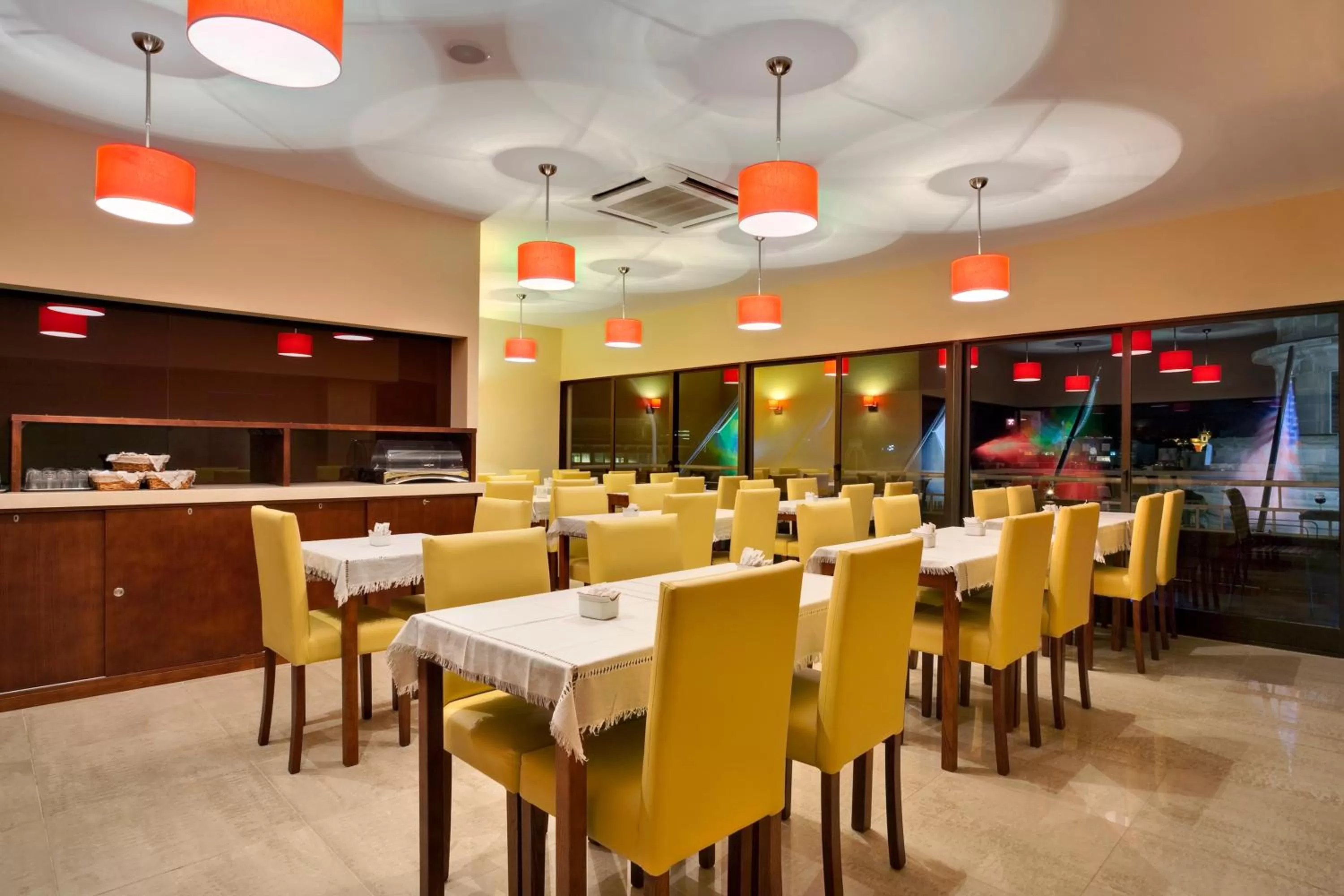 Restaurant/places to eat in Vera Cruz Porto Downtown Hotel