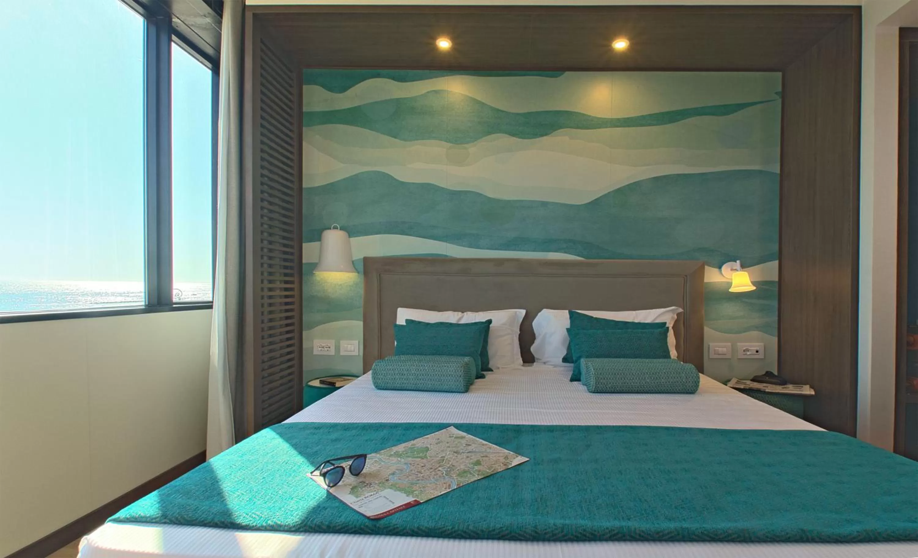 Photo of the whole room, Bed in Fly Decó Hotel